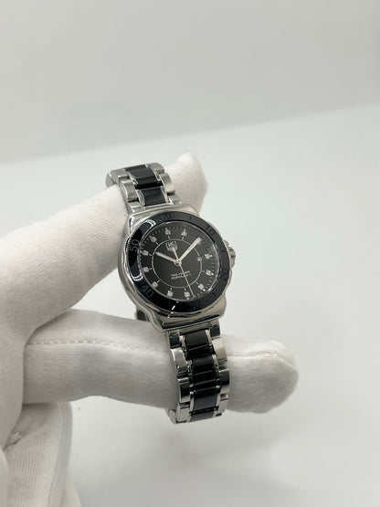 Montre TAG Heuer Formula 1 Lady réf. WAH1314, modèle femme à mouvement quartz. Boîtier en céramique noire, diamètre 32 mm, bracelet acier inoxydable avec boucle double plis. Cadran noir avec fonction date, étanchéité 20 ATM. Montre de luxe sportive et élégante, d’occasion en très bon état avec légères traces d’usage peu visibles. Révisée en interne le 23 avril 2026. Sans coffret ni papiers d’origine, disponible à Paris, montre Swiss Made.
