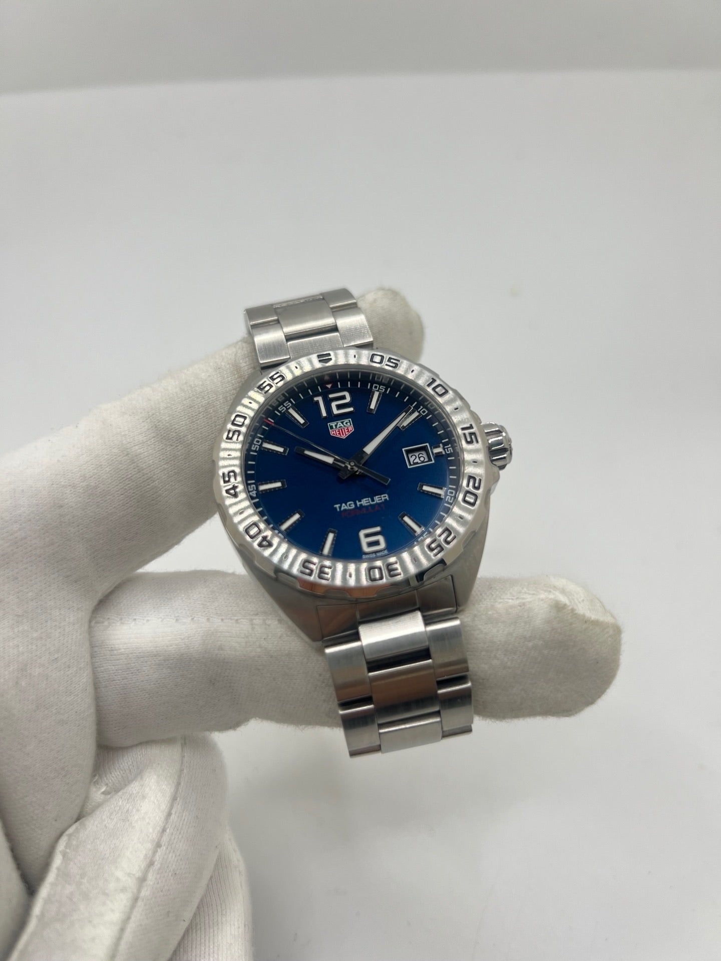Montre TAG Heuer Formula 1 réf. WAZ1118 en acier avec mouvement à quartz, cadran bleu à chiffres arabes et verre saphir. Ce modèle de 41 mm dispose d’une étanchéité 20 ATM et d’un bracelet en acier avec boucle déployante. Fonction date intégrée. Cette TAG Heuer Formula 1 de 2019 allie robustesse et style sportif. Montre d’occasion en très bon état, révisée en interne et livrée avec coffret et papiers d’origine.