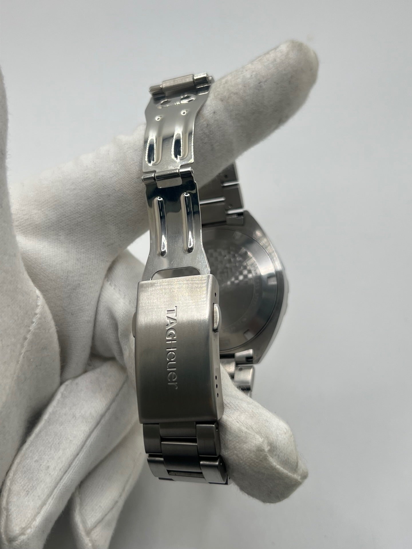 Montre TAG Heuer Formula 1 réf. WAZ1118 en acier avec mouvement à quartz, cadran bleu à chiffres arabes et verre saphir. Ce modèle de 41 mm dispose d’une étanchéité 20 ATM et d’un bracelet en acier avec boucle déployante. Fonction date intégrée. Cette TAG Heuer Formula 1 de 2019 allie robustesse et style sportif. Montre d’occasion en très bon état, révisée en interne et livrée avec coffret et papiers d’origine.
