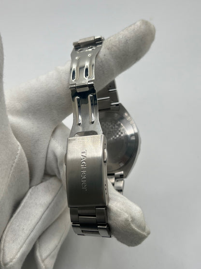 Montre TAG Heuer Formula 1 réf. WAZ1118 en acier avec mouvement à quartz, cadran bleu à chiffres arabes et verre saphir. Ce modèle de 41 mm dispose d’une étanchéité 20 ATM et d’un bracelet en acier avec boucle déployante. Fonction date intégrée. Cette TAG Heuer Formula 1 de 2019 allie robustesse et style sportif. Montre d’occasion en très bon état, révisée en interne et livrée avec coffret et papiers d’origine.