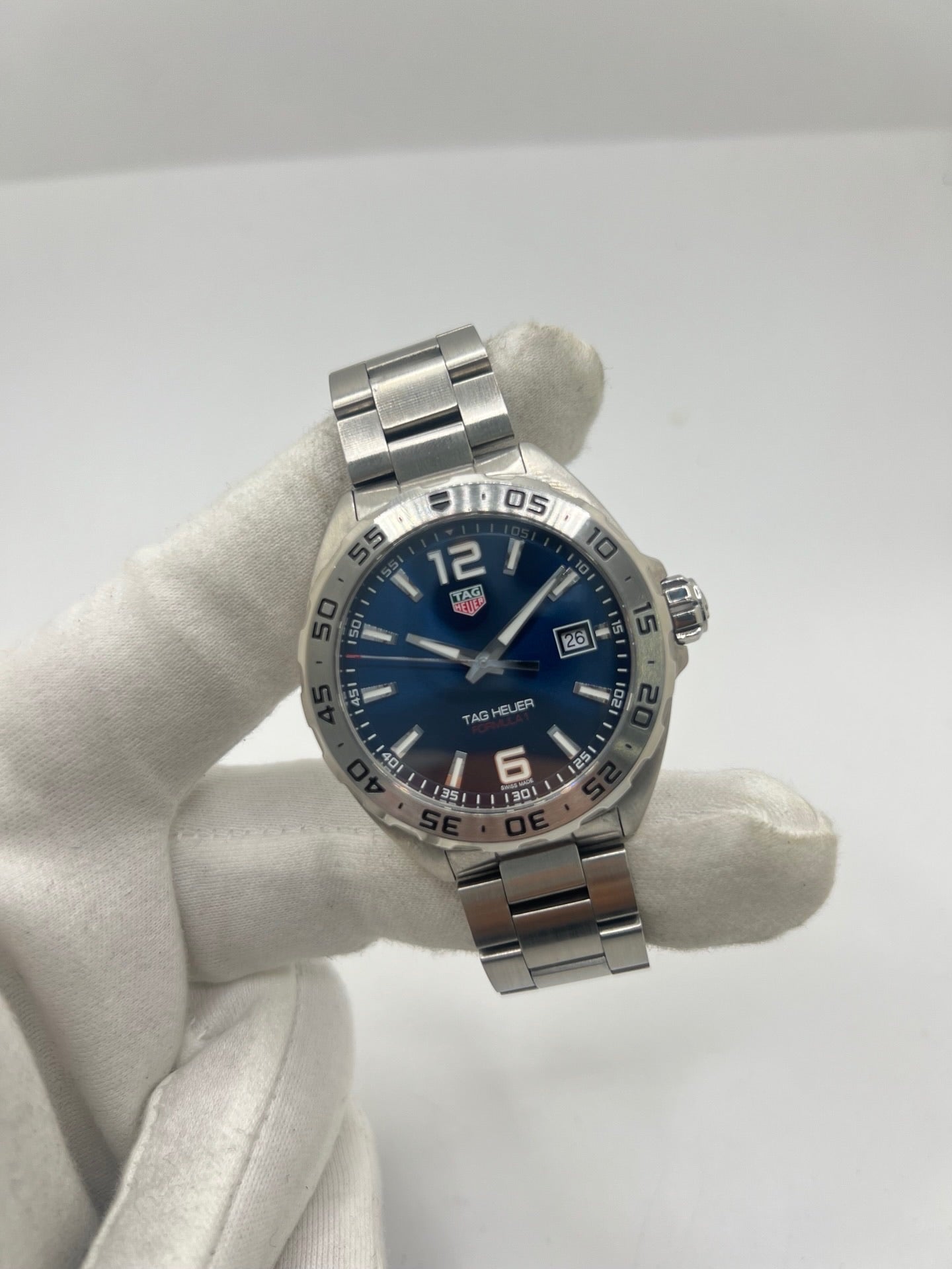 Montre TAG Heuer Formula 1 réf. WAZ1118 en acier avec mouvement à quartz, cadran bleu à chiffres arabes et verre saphir. Ce modèle de 41 mm dispose d’une étanchéité 20 ATM et d’un bracelet en acier avec boucle déployante. Fonction date intégrée. Cette TAG Heuer Formula 1 de 2019 allie robustesse et style sportif. Montre d’occasion en très bon état, révisée en interne et livrée avec coffret et papiers d’origine.