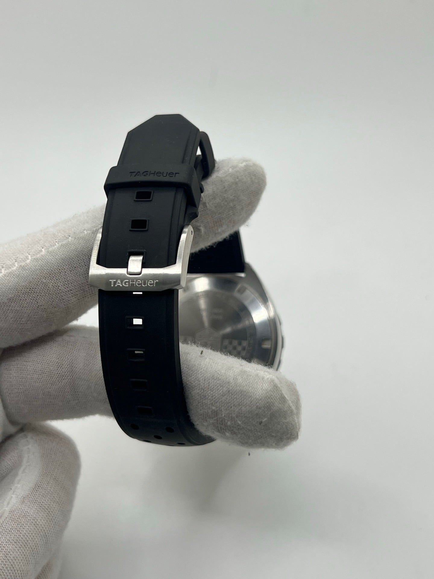 Montre TAG Heuer Formula 1 Quartz référence WAZ1110 avec boîtier en acier de 41 mm, cadran noir et verre saphir résistant aux rayures. Modèle sportif étanche à 200 mètres, équipé d’un bracelet en caoutchouc noir avec boucle déployante en acier. Cette montre homme ou unisexe d’occasion présente des traces d’usure visibles, révisée en février 2026, idéale pour un usage quotidien ou une collection horlogère sportive.