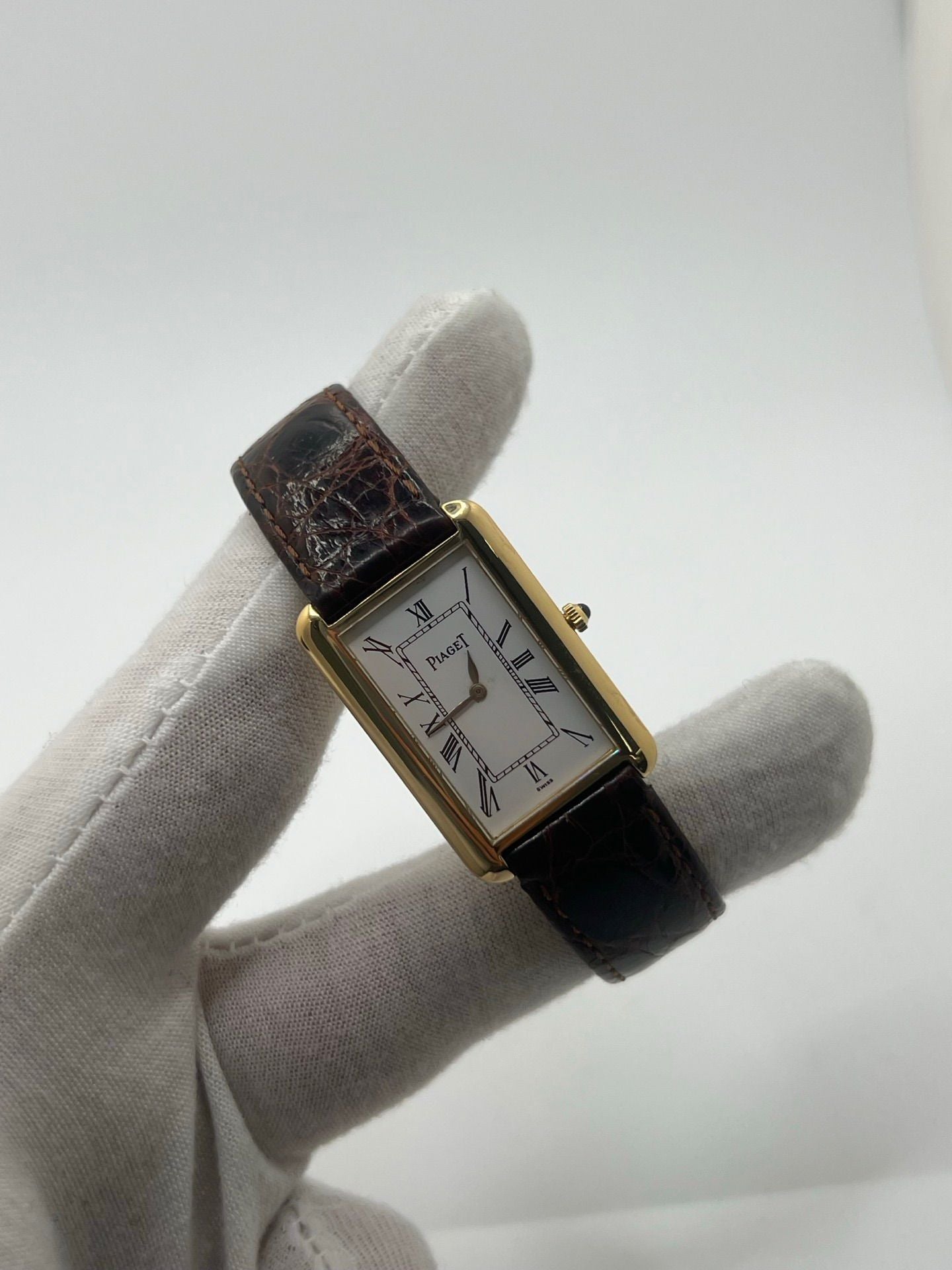 Montre Tank Allongée en or jaune 18K, modèle 9228, présentant un boîtier allongé élégant, un cadran raffiné et un style vintage recherché. Garde-temps luxueux en or massif, idéal pour les collectionneurs et amateurs de pièces horlogères d’exception.