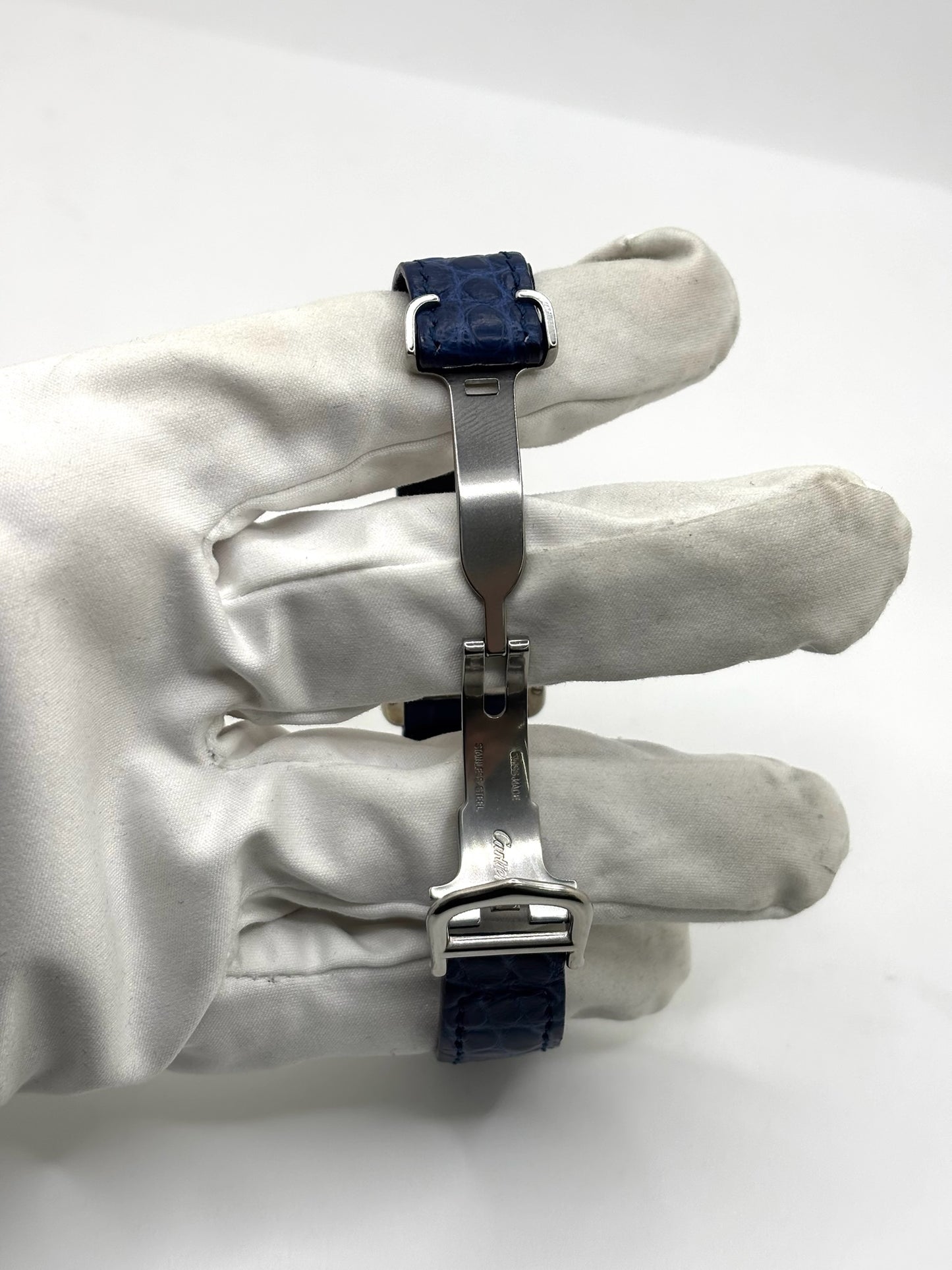 Montre Cartier Tank Must référence 2416 en argent avec cadran blanc à chiffres arabes et mouvement quartz. Ce modèle iconique présente un boîtier rectangulaire de 22 x 30 mm, une lunette en argent et un bracelet en cuir bleu avec boucle ardillon en acier. Cartier Tank Must d'occasion en très bon état, avec de légères traces d'usure. Montre homme ou unisexe élégante et intemporelle, idéale pour les amateurs d'horlogerie et de montres de luxe vintage.
