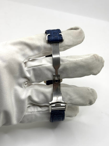 Montre Cartier Tank Must référence 2416 en argent avec cadran blanc à chiffres arabes et mouvement quartz. Ce modèle iconique présente un boîtier rectangulaire de 22 x 30 mm, une lunette en argent et un bracelet en cuir bleu avec boucle ardillon en acier. Cartier Tank Must d'occasion en très bon état, avec de légères traces d'usure. Montre homme ou unisexe élégante et intemporelle, idéale pour les amateurs d'horlogerie et de montres de luxe vintage.
