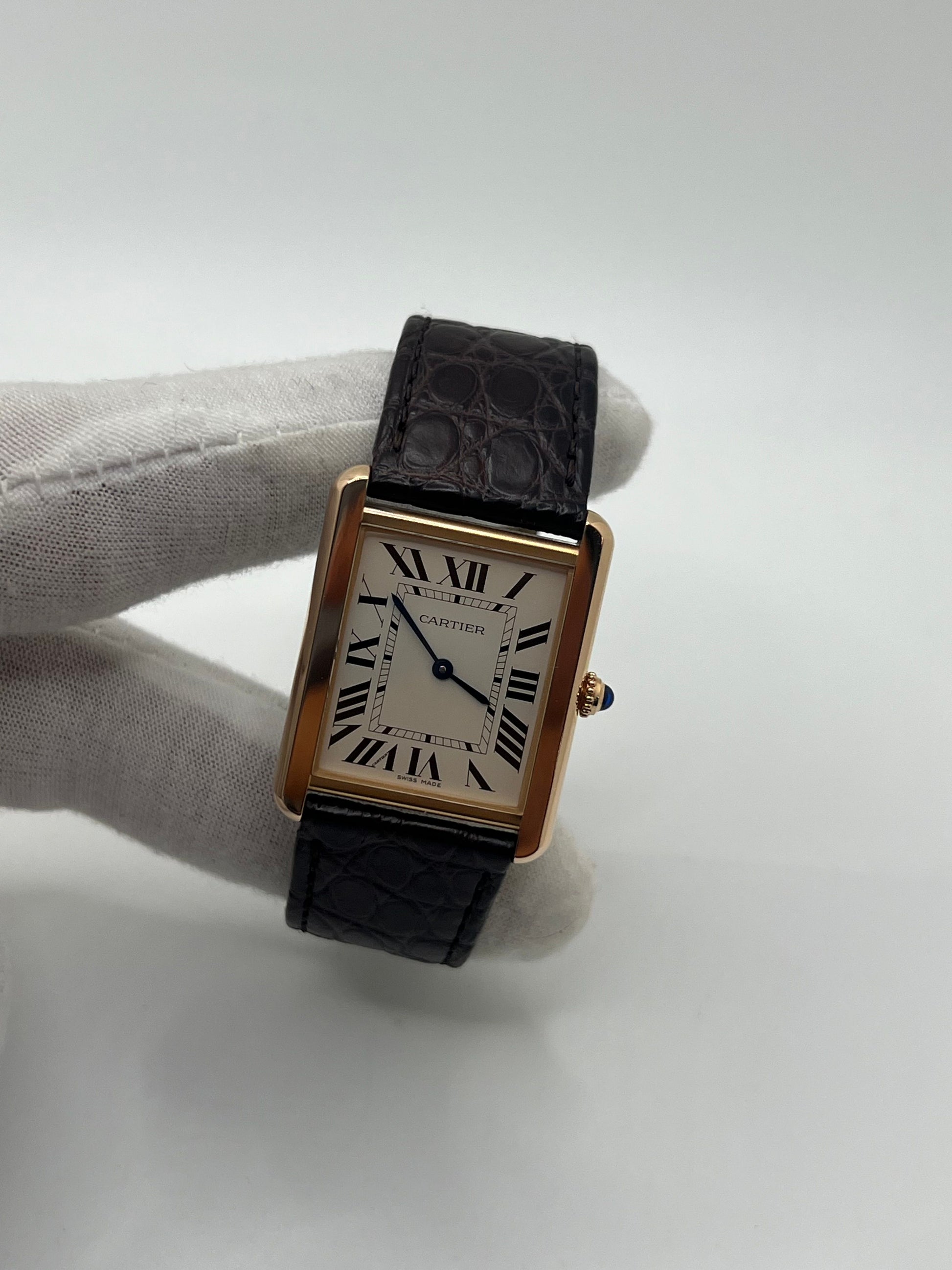 Découvrez la montre Cartier Tank Solo en or jaune 18K, symbole d’élégance intemporelle et de raffinement. Ce modèle emblématique allie design classique et luxe discret, idéal pour les amateurs de haute horlogerie. Parfaite pour sublimer un poignet avec distinction, la Tank Solo incarne le savoir-faire horloger de la maison Cartier.