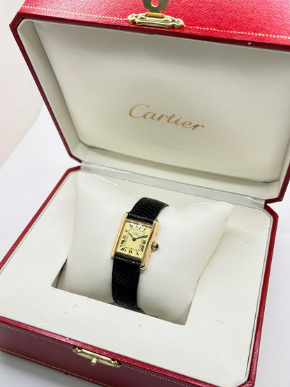 Montre Cartier Tank Vermeil 5057001 en très bon état, équipée d’un mouvement quartz et d’un boîtier en argent de 20 × 28 mm. Son cadran blanc à chiffres romains est protégé par un verre minéral. Cette montre Cartier Tank Vermeil possède un bracelet en cuir de lézard noir avec boucle ardillon en acier. Livrée avec son coffret d’origine, elle séduit par son design élégant et intemporel, emblématique de la collection Tank.