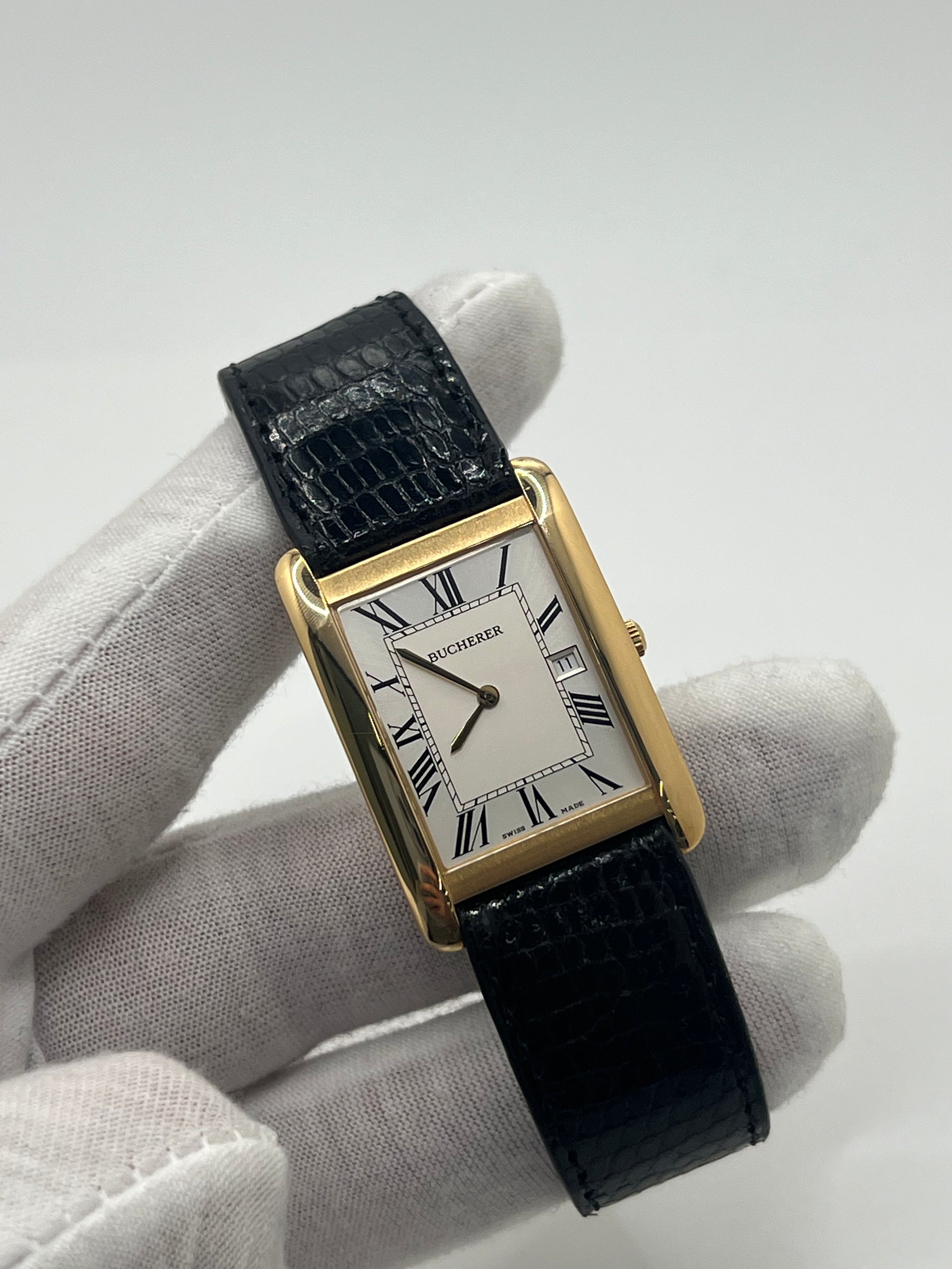 Découvrez l’élégance intemporelle de la Bucherer Tank en or jaune, un garde-temps raffiné qui allie prestige et sophistication. Ce modèle emblématique est accompagné de sa boîte d’origine, garantissant son authenticité et son état impeccable. Idéale pour les collectionneurs et amateurs d’horlogerie de luxe, cette montre incarne le savoir-faire exceptionnel de Bucherer. Offrez-vous une pièce d’exception au design classique et indémodable.