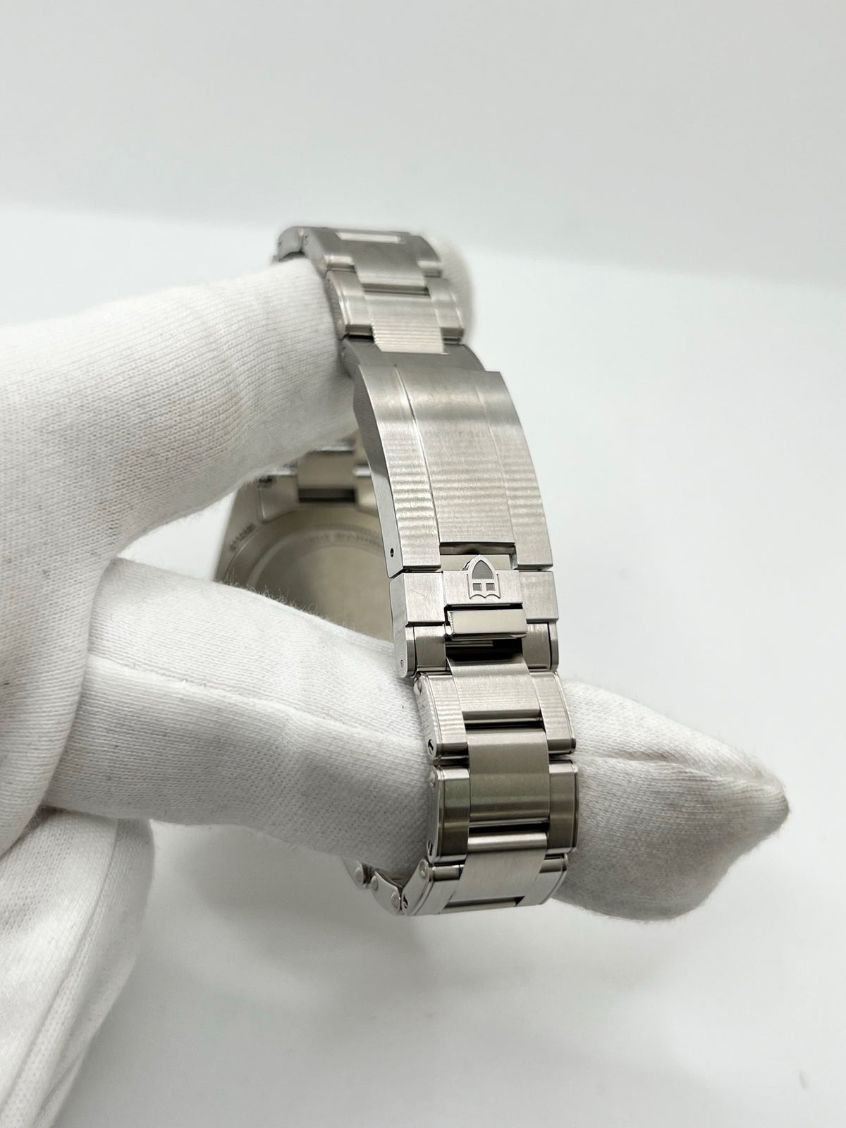 Montre Tudor Black Bay Fifty-Eight 7939G1A0NRU en acier, équipée d’un mouvement automatique et du calibre MT5450-U, offrant une réserve de marche de 65 heures. Son boîtier de 39 mm est associé à un cadran noir protégé par un verre saphir. Étanche à 20 ATM, cette Tudor Black Bay Fifty-Eight dispose des fonctions date et GMT. Un modèle de 2026, livré avec son coffret et ses papiers d’origine, en très bon état.
