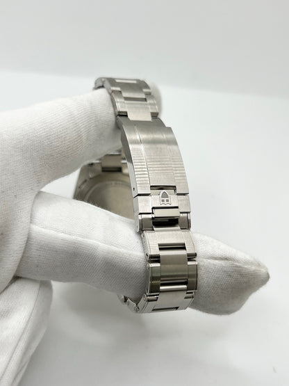Montre Tudor Black Bay Fifty-Eight 7939G1A0NRU en acier, équipée d’un mouvement automatique et du calibre MT5450-U, offrant une réserve de marche de 65 heures. Son boîtier de 39 mm est associé à un cadran noir protégé par un verre saphir. Étanche à 20 ATM, cette Tudor Black Bay Fifty-Eight dispose des fonctions date et GMT. Un modèle de 2026, livré avec son coffret et ses papiers d’origine, en très bon état.
