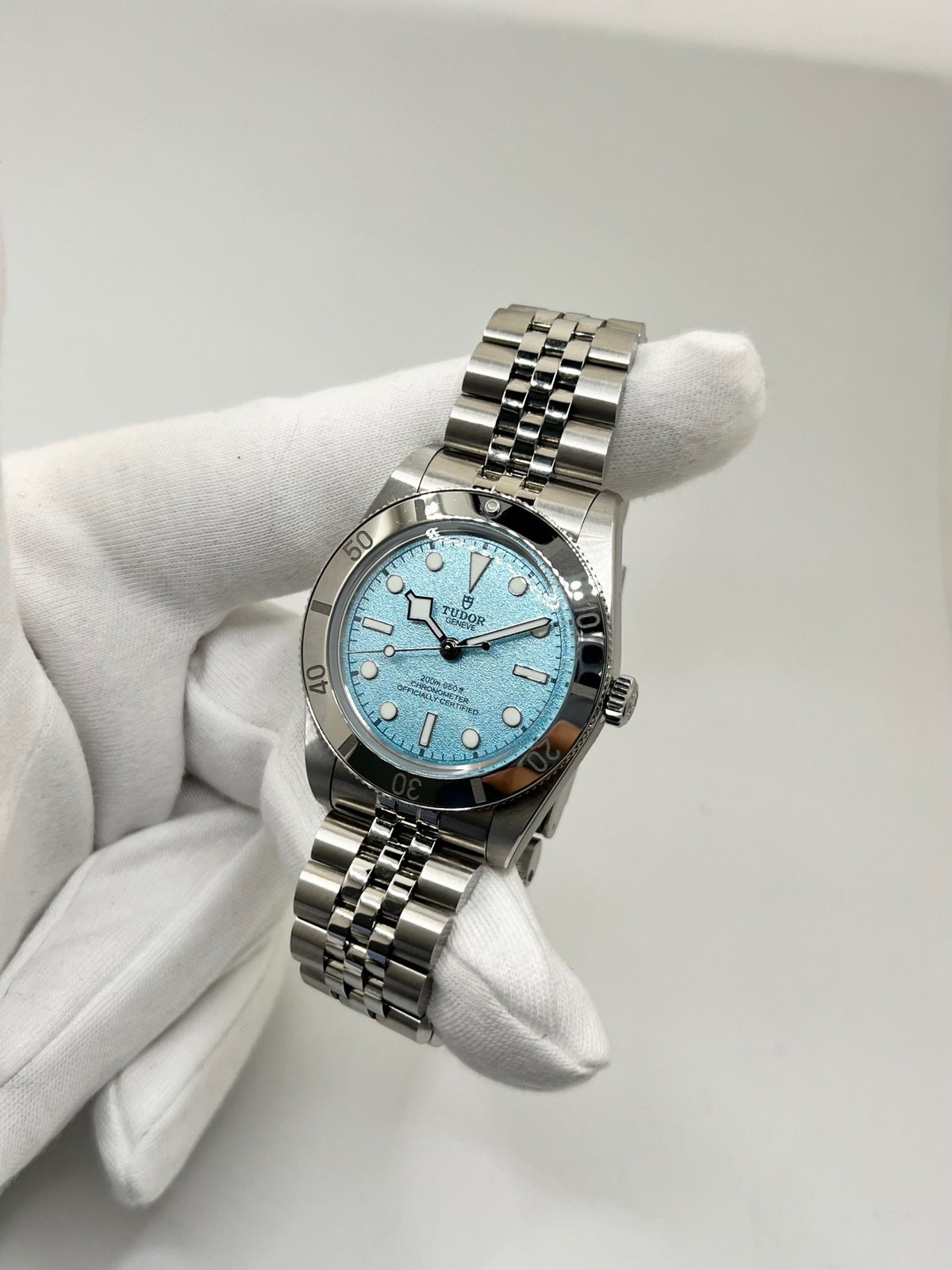 Montre Tudor Black Bay 79000-0001 en acier, équipée d’un mouvement automatique et du calibre MT5400 offrant une réserve de marche de 70 heures. Son boîtier de 37 mm est associé à un cadran bleu protégé par un verre saphir. Cette Tudor Black Bay est montée sur un bracelet en acier avec boucle déployante couverte. Étanche à 20 ATM, elle allie robustesse, précision et élégance. Modèle de 2026, livré avec son coffret et ses papiers d’origine, en très bon état.