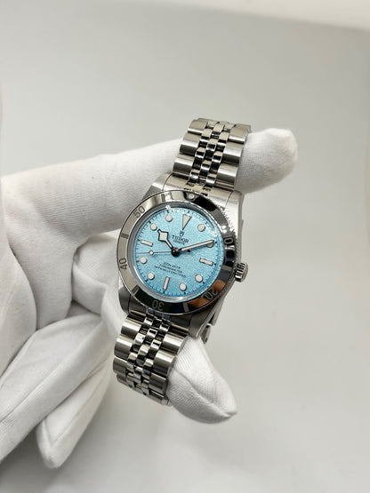 Montre Tudor Black Bay 79000-0001 en acier, équipée d’un mouvement automatique et du calibre MT5400 offrant une réserve de marche de 70 heures. Son boîtier de 37 mm est associé à un cadran bleu protégé par un verre saphir. Cette Tudor Black Bay est montée sur un bracelet en acier avec boucle déployante couverte. Étanche à 20 ATM, elle allie robustesse, précision et élégance. Modèle de 2026, livré avec son coffret et ses papiers d’origine, en très bon état.