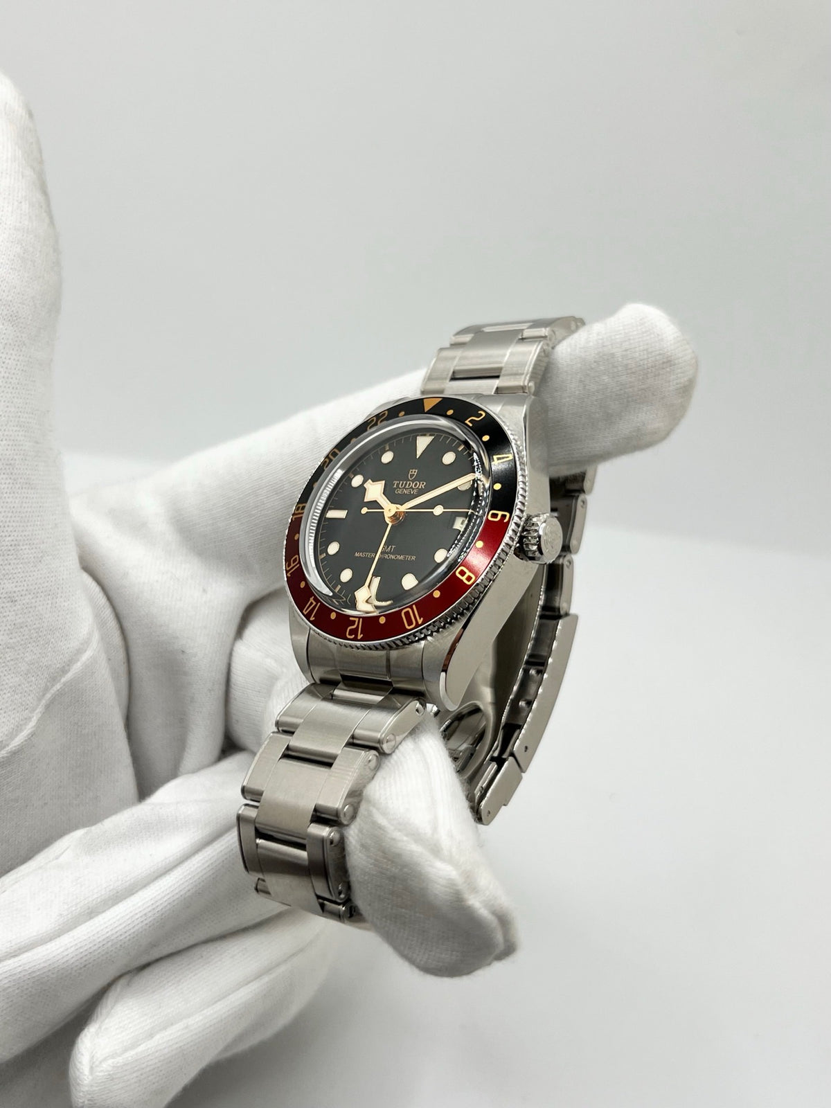Montre Tudor Black Bay Fifty-Eight 7939G1A0NRU en acier, équipée d’un mouvement automatique et du calibre MT5450-U, offrant une réserve de marche de 65 heures. Son boîtier de 39 mm est associé à un cadran noir protégé par un verre saphir. Étanche à 20 ATM, cette Tudor Black Bay Fifty-Eight dispose des fonctions date et GMT. Un modèle de 2026, livré avec son coffret et ses papiers d’origine, en très bon état.
