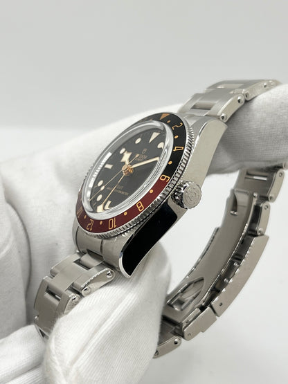 Montre Tudor Black Bay Fifty-Eight 7939G1A0NRU en acier, équipée d’un mouvement automatique et du calibre MT5450-U, offrant une réserve de marche de 65 heures. Son boîtier de 39 mm est associé à un cadran noir protégé par un verre saphir. Étanche à 20 ATM, cette Tudor Black Bay Fifty-Eight dispose des fonctions date et GMT. Un modèle de 2026, livré avec son coffret et ses papiers d’origine, en très bon état.
