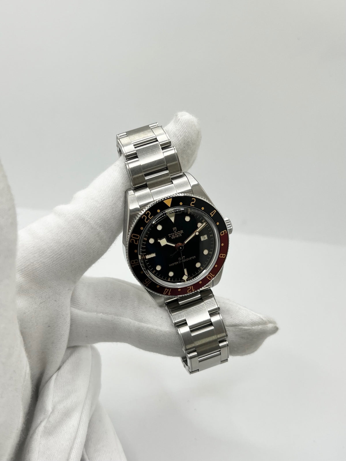 Montre Tudor Black Bay Fifty-Eight 7939G1A0NRU en acier, équipée d’un mouvement automatique et du calibre MT5450-U, offrant une réserve de marche de 65 heures. Son boîtier de 39 mm est associé à un cadran noir protégé par un verre saphir. Étanche à 20 ATM, cette Tudor Black Bay Fifty-Eight dispose des fonctions date et GMT. Un modèle de 2026, livré avec son coffret et ses papiers d’origine, en très bon état.
