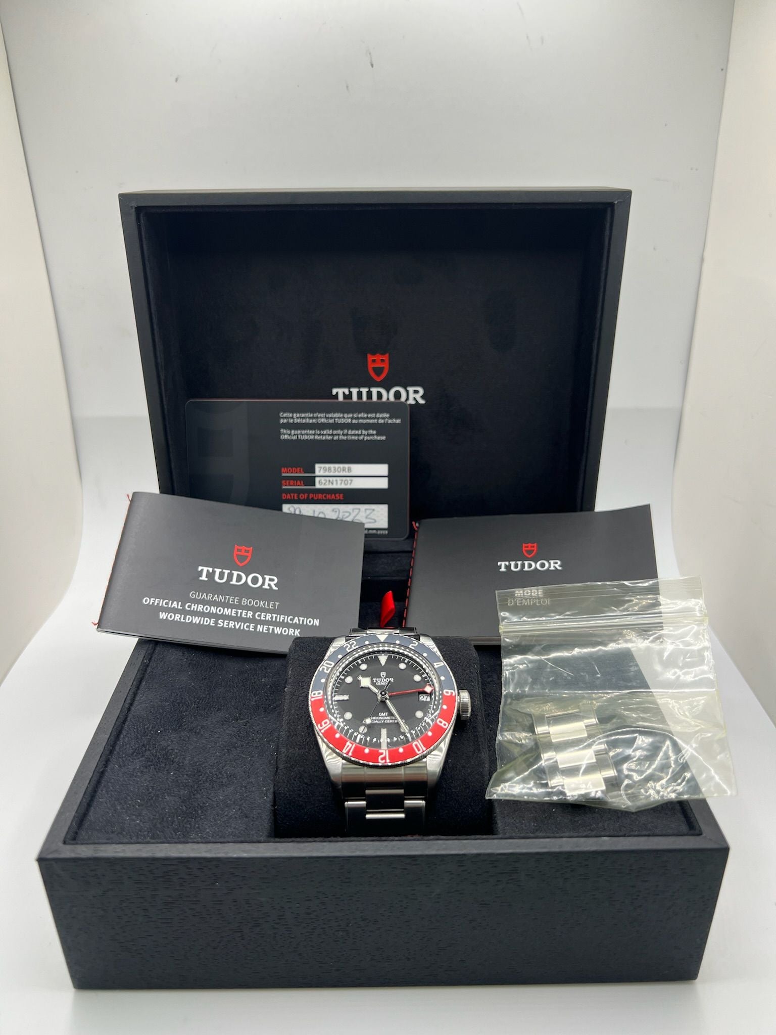 La Tudor Black Bay GMT Full Set 2023 allie performance et élégance avec son mouvement automatique précis et son design emblématique. Livrée avec boîte et papiers d’origine, cette montre de collection séduit les passionnés d’horlogerie. Un garde-temps robuste et raffiné, idéal pour les voyageurs et amateurs de montres de luxe.