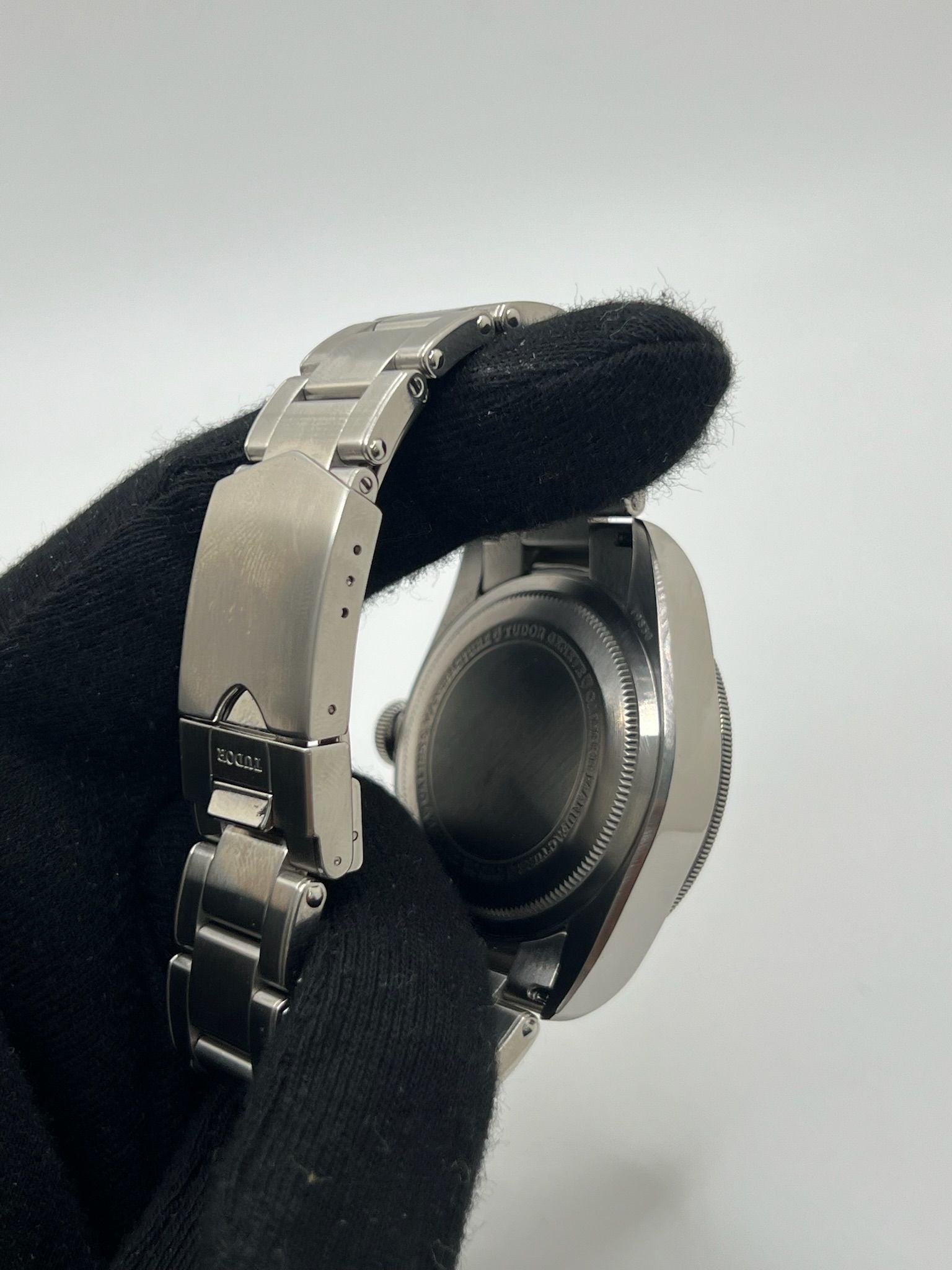 La Tudor Black Bay GMT Full Set 2023 allie performance et élégance avec son mouvement automatique précis et son design emblématique. Livrée avec boîte et papiers d’origine, cette montre de collection séduit les passionnés d’horlogerie. Un garde-temps robuste et raffiné, idéal pour les voyageurs et amateurs de montres de luxe.