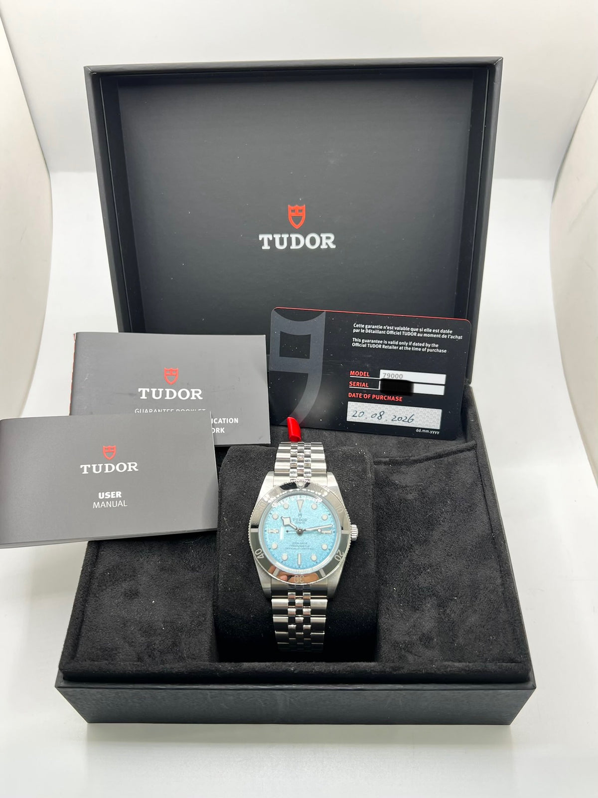Montre Tudor Black Bay 79000-0001 en acier, équipée d’un mouvement automatique et du calibre MT5400 offrant une réserve de marche de 70 heures. Son boîtier de 37 mm est associé à un cadran bleu protégé par un verre saphir. Cette Tudor Black Bay est montée sur un bracelet en acier avec boucle déployante couverte. Étanche à 20 ATM, elle allie robustesse, précision et élégance. Modèle de 2026, livré avec son coffret et ses papiers d’origine, en très bon état.