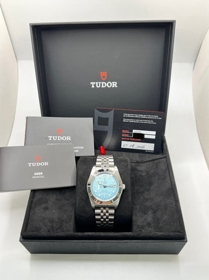 Montre Tudor Black Bay 79000-0001 en acier, équipée d’un mouvement automatique et du calibre MT5400 offrant une réserve de marche de 70 heures. Son boîtier de 37 mm est associé à un cadran bleu protégé par un verre saphir. Cette Tudor Black Bay est montée sur un bracelet en acier avec boucle déployante couverte. Étanche à 20 ATM, elle allie robustesse, précision et élégance. Modèle de 2026, livré avec son coffret et ses papiers d’origine, en très bon état.