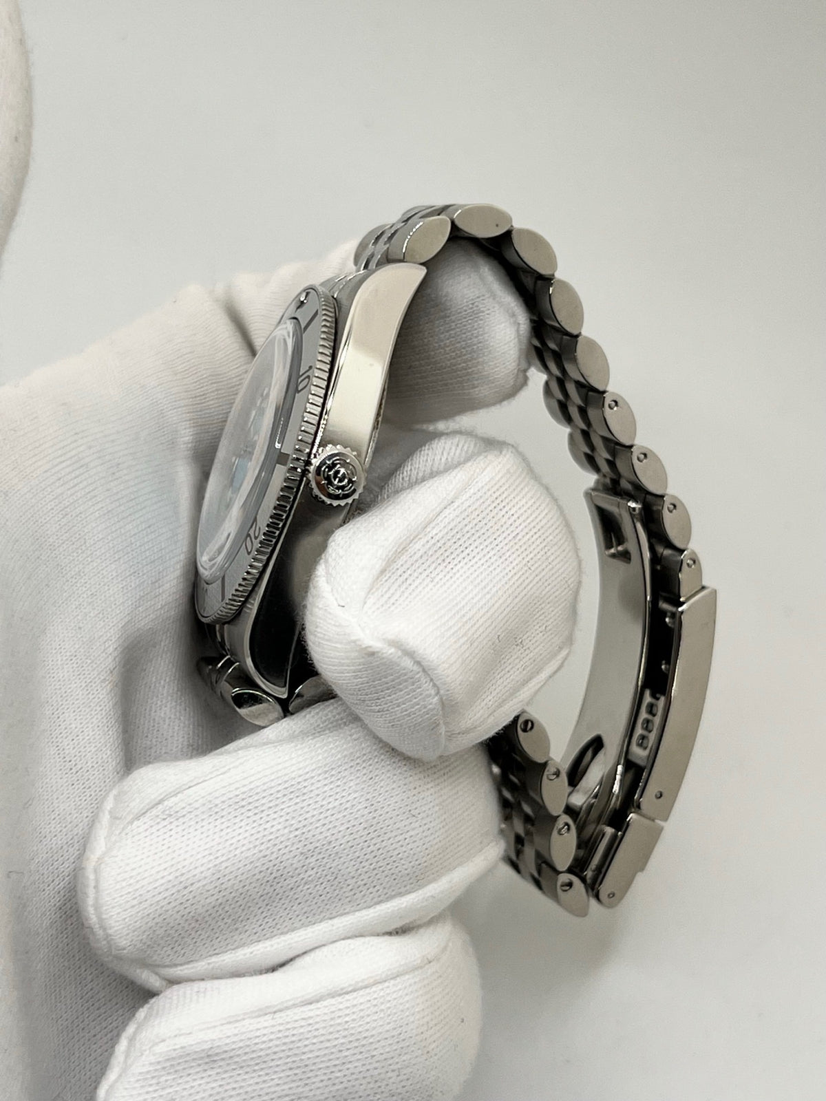 Montre Tudor Black Bay 79000-0001 en acier, équipée d’un mouvement automatique et du calibre MT5400 offrant une réserve de marche de 70 heures. Son boîtier de 37 mm est associé à un cadran bleu protégé par un verre saphir. Cette Tudor Black Bay est montée sur un bracelet en acier avec boucle déployante couverte. Étanche à 20 ATM, elle allie robustesse, précision et élégance. Modèle de 2026, livré avec son coffret et ses papiers d’origine, en très bon état.