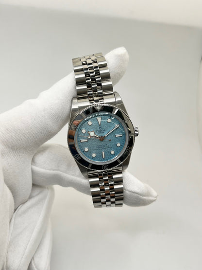 Montre Tudor Black Bay 79000-0001 en acier, équipée d’un mouvement automatique et du calibre MT5400 offrant une réserve de marche de 70 heures. Son boîtier de 37 mm est associé à un cadran bleu protégé par un verre saphir. Cette Tudor Black Bay est montée sur un bracelet en acier avec boucle déployante couverte. Étanche à 20 ATM, elle allie robustesse, précision et élégance. Modèle de 2026, livré avec son coffret et ses papiers d’origine, en très bon état.