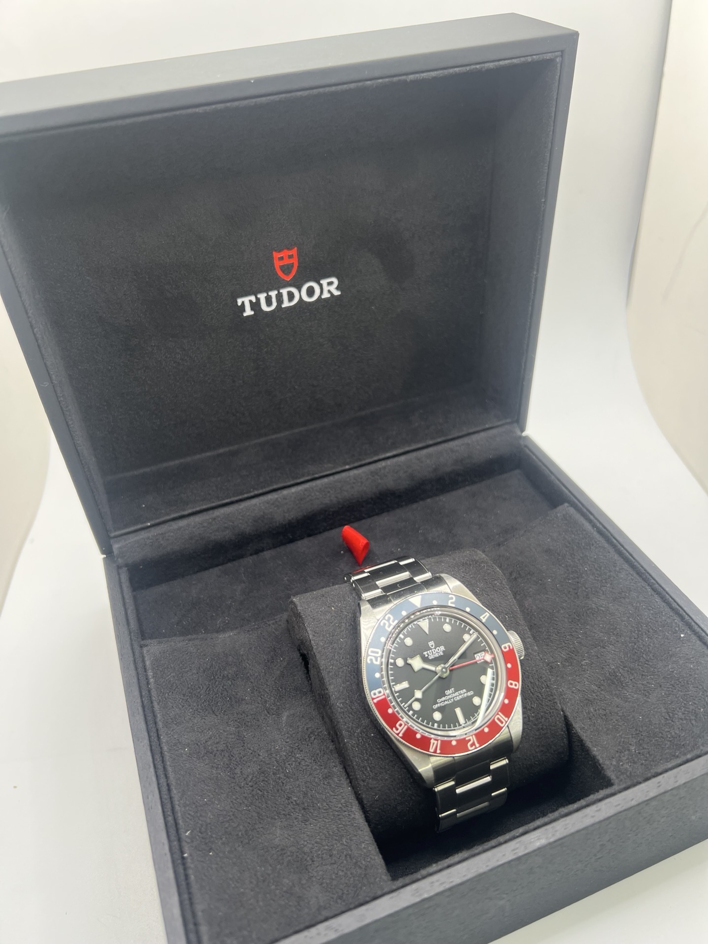 Montre Tudor Black Bay GMT 79830RB avec cadran noir et lunette tournante bicolore rouge et bleu dite « Pepsi ». Boîtier en acier inoxydable de 41 mm, mouvement automatique manufacture avec fonction GMT permettant l’affichage d’un second fuseau horaire. Aiguille snowflake emblématique et bracelet acier. Montre sportive et élégante inspirée de l’horlogerie de plongée et de voyage, idéale pour les amateurs de montres mécaniques et de garde-temps iconiques.