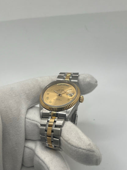 Montre Tudor Prince Date Day avec boîtier 36 mm en acier, mouvement automatique, affichage du jour et de la date. Modèle élégant et intemporel, idéal pour un usage quotidien ou une collection. Cadran raffiné, design inspiré de l’héritage Rolex, bracelet confortable. Montre homme/unisexe en excellent état. Parfait mélange de style classique et de performance signée Tudor.
