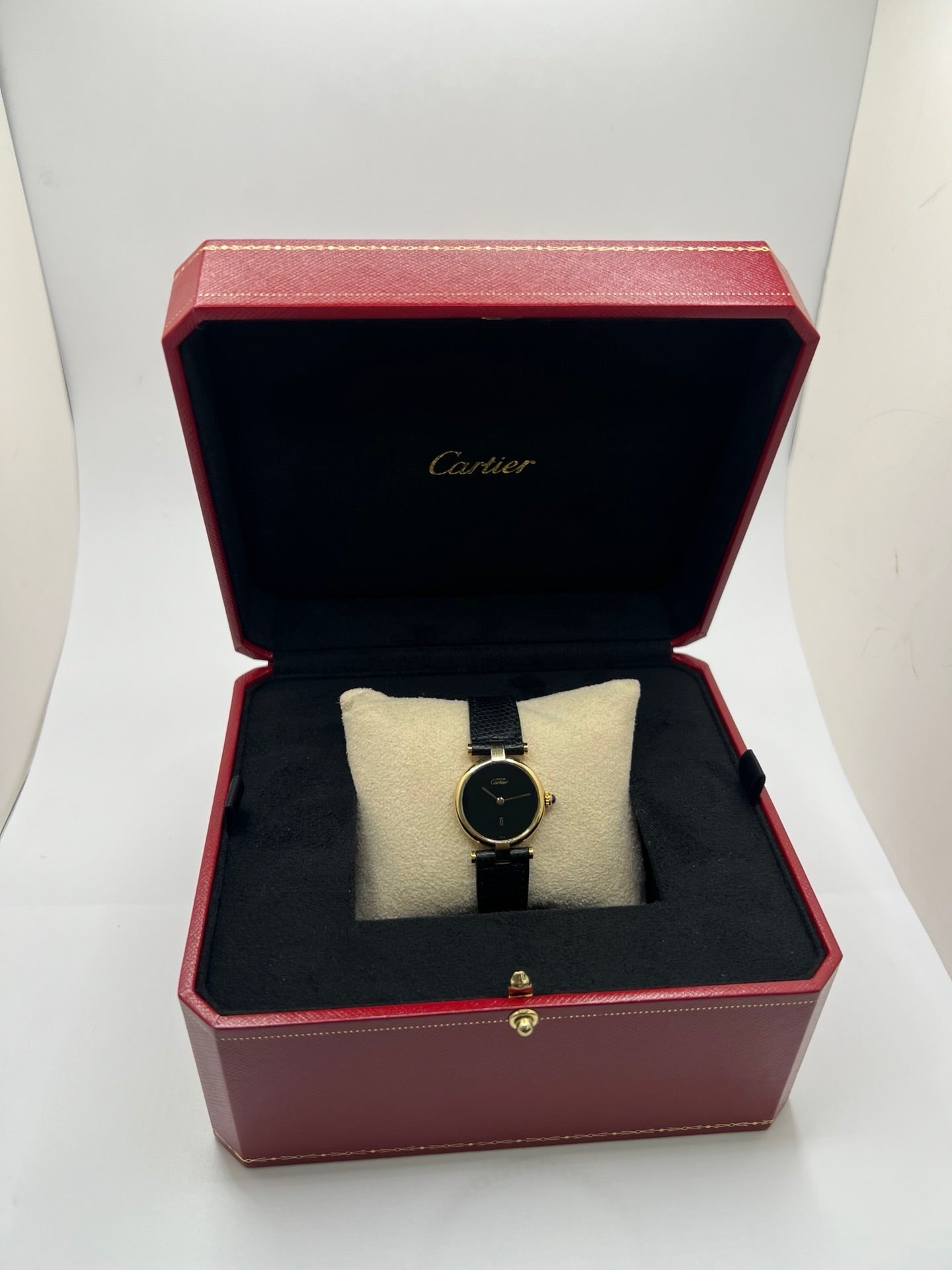 Montre Cartier Must de Cartier Vendome pour femme, boîtier argent de 24 mm avec cadran noir sans chiffres, mouvement quartz précis, verre saphir résistant aux rayures, bracelet cuir noir avec boucle ardillon en acier. État d’occasion très bon, livrée avec coffret d’origine. Élégante et intemporelle, idéale pour collection ou usage quotidien.