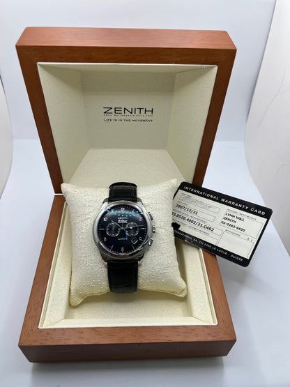 Montre Zenith El Primero automatique en acier de 2007, modèle homme ou unisexe avec boîtier de 44 mm et cadran noir à chiffres arabes. Ce chronographe d’occasion en très bon état dispose d’un verre saphir, d’une fonction date et d’un bracelet en cuir noir avec boucle ardillon. Élégante et précise, la Zenith El Primero séduit par son design iconique et sa performance horlogère, idéale pour les passionnés de montres de luxe et de chronographes haut de gamme.
