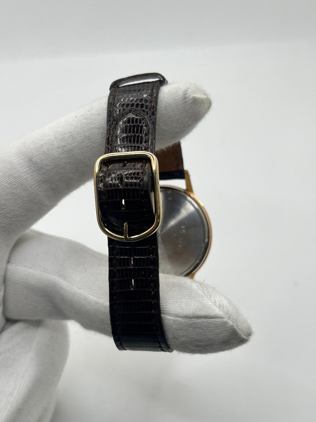 Montre Zenith Stellina vintage à remontage manuel, dotée d’un boîtier plaqué or et d’un élégant cadran champagne. Cette montre Zenith se distingue par son style classique et intemporel, emblématique de l’horlogerie traditionnelle. Elle est équipée d’un bracelet brun en cuir de lézard, complété par une boucle ardillon en acier. Avec son esthétique raffinée et son allure rétro, la Zenith Stellina séduit les amateurs de montres anciennes et de pièces horlogères au charme authentique.