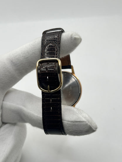 Montre Zenith Stellina vintage à remontage manuel, dotée d’un boîtier plaqué or et d’un élégant cadran champagne. Cette montre Zenith se distingue par son style classique et intemporel, emblématique de l’horlogerie traditionnelle. Elle est équipée d’un bracelet brun en cuir de lézard, complété par une boucle ardillon en acier. Avec son esthétique raffinée et son allure rétro, la Zenith Stellina séduit les amateurs de montres anciennes et de pièces horlogères au charme authentique.