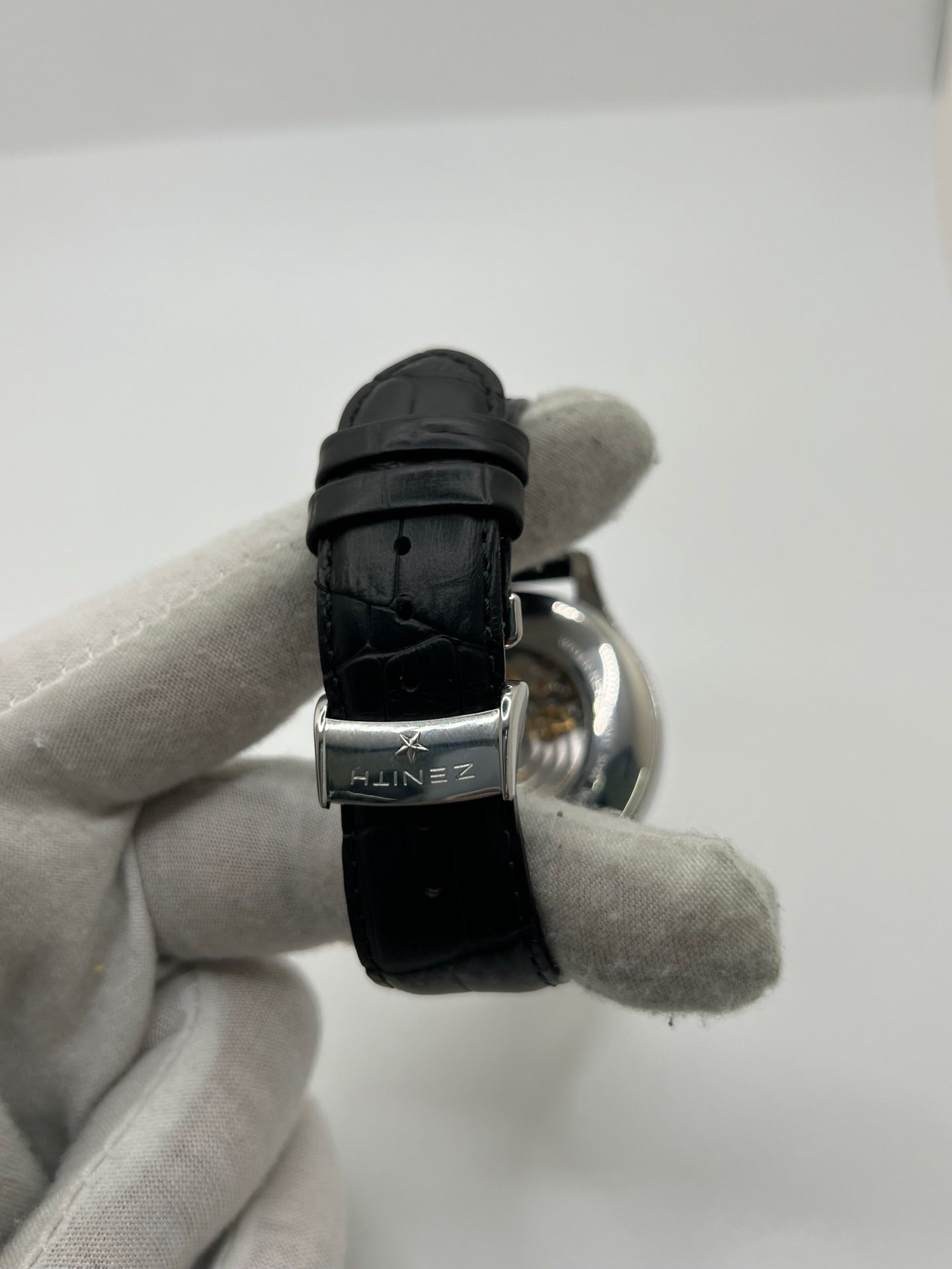 Montre Zenith El Primero automatique en acier de 2007, modèle homme ou unisexe avec boîtier de 44 mm et cadran noir à chiffres arabes. Ce chronographe d’occasion en très bon état dispose d’un verre saphir, d’une fonction date et d’un bracelet en cuir noir avec boucle ardillon. Élégante et précise, la Zenith El Primero séduit par son design iconique et sa performance horlogère, idéale pour les passionnés de montres de luxe et de chronographes haut de gamme.