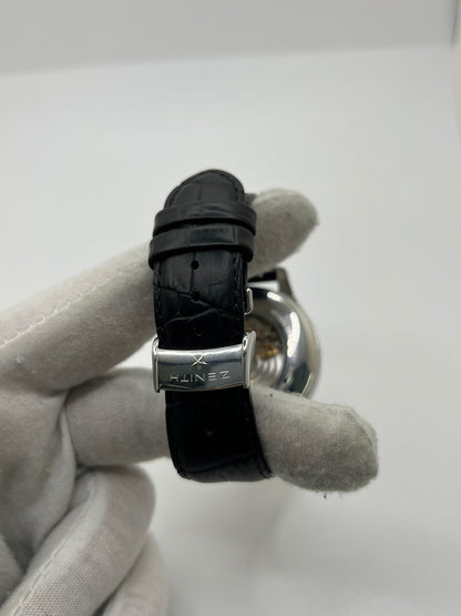 Montre Zenith El Primero automatique en acier de 2007, modèle homme ou unisexe avec boîtier de 44 mm et cadran noir à chiffres arabes. Ce chronographe d’occasion en très bon état dispose d’un verre saphir, d’une fonction date et d’un bracelet en cuir noir avec boucle ardillon. Élégante et précise, la Zenith El Primero séduit par son design iconique et sa performance horlogère, idéale pour les passionnés de montres de luxe et de chronographes haut de gamme.