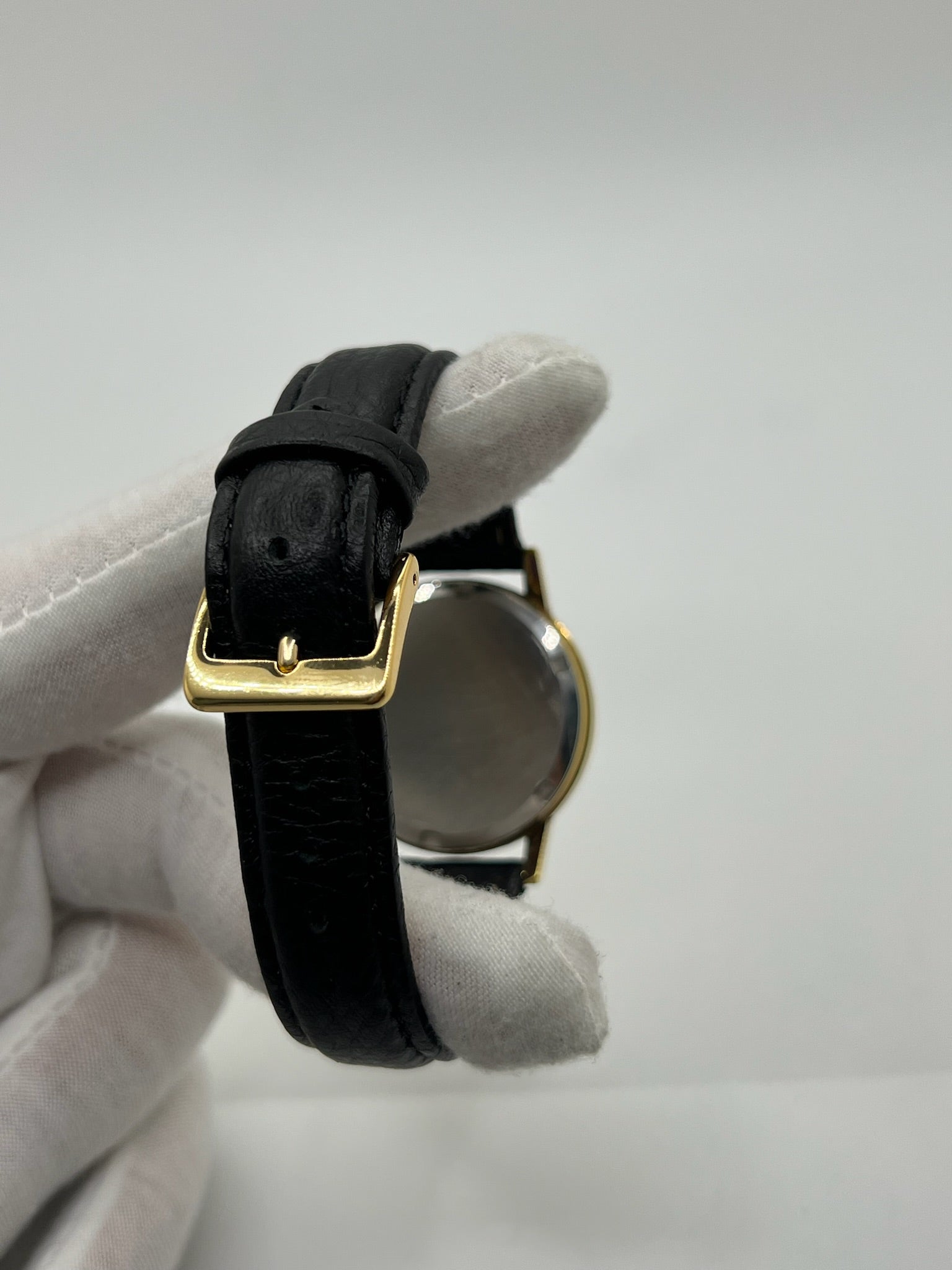 Montre Omega Genève vintage de 35 mm associant or et acier, au design classique et élégant. Cadran doré sobre offrant une lecture claire, complété par un affichage de la date. Boîtier équilibré et proportions harmonieuses, animé par un mouvement mécanique à remontage manuel révisé en interne. Bracelet en cuir noir apportant contraste et confort au poignet. Modèle en bon état d’usage, présentant des traces d’usure visibles telles que rayures, éraflures et petites marques liées à son âge et à son histoire.