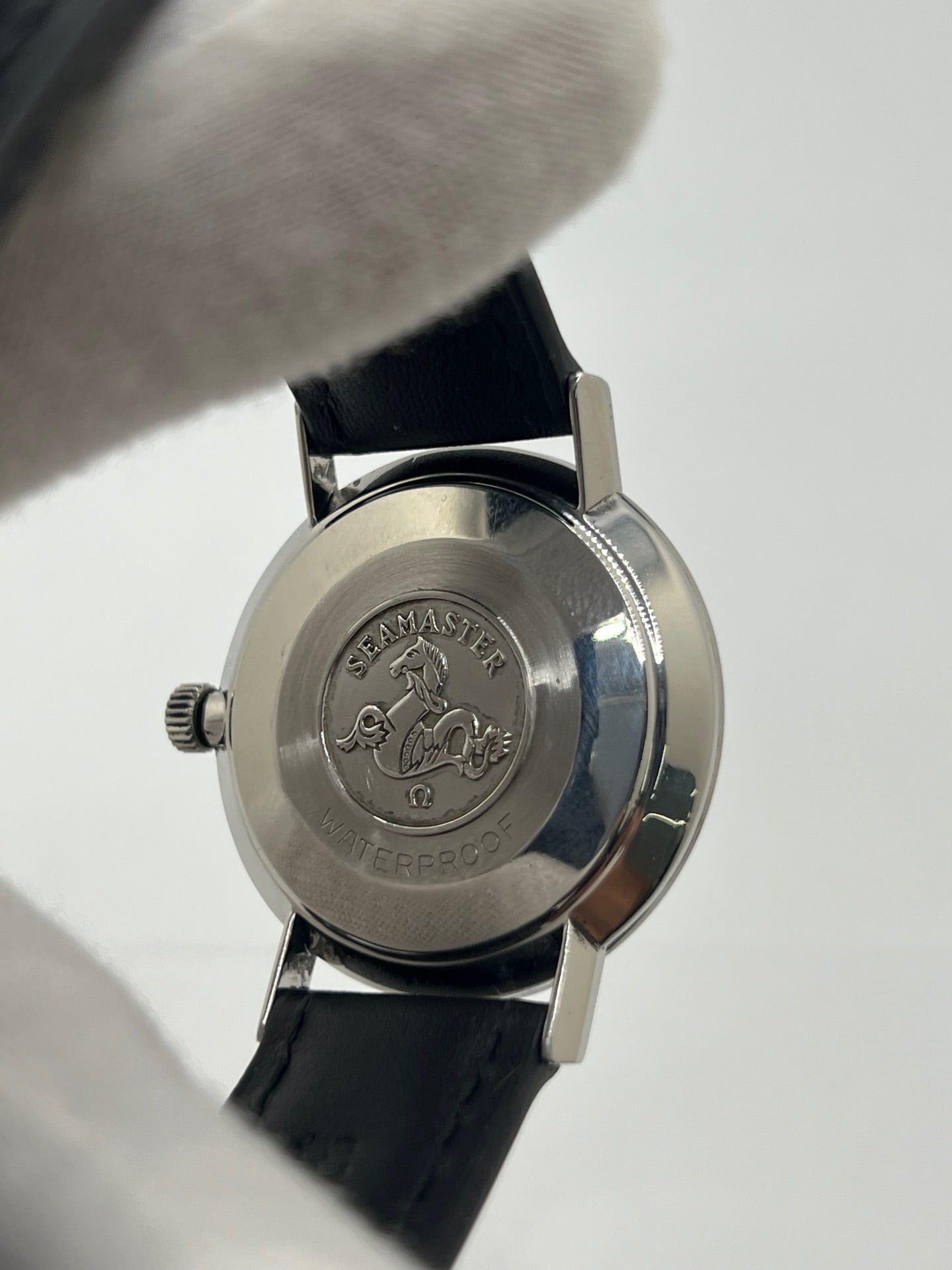 Montre Omega Seamaster DeVille vintage des années 60, à remontage manuel avec calibre 611. Boîtier en acier de 34 mm, cadran argent et bracelet en cuir. Ce modèle emblématique allie élégance et précision horlogère. Parfaite pour les amateurs de montres anciennes, cette Seamaster DeVille incarne le savoir-faire intemporel d’Omega.