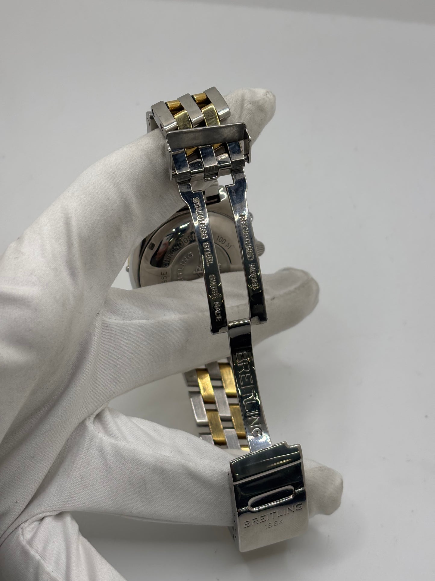 Montre Breitling Chronomat B13050.1 en or et acier avec boîtier de 39 mm, cadran blanc à chiffres arabes, verre saphir et mouvement automatique Breitling 13 basé sur l'ETA Valjoux 7750. Ce chronographe est équipé d'un bracelet en or et acier avec boucle déployante d'origine. Révisée, en excellent état et garantie 1 an, cette montre de luxe suisse allie élégance intemporelle, précision horlogère et finitions haut de gamme.