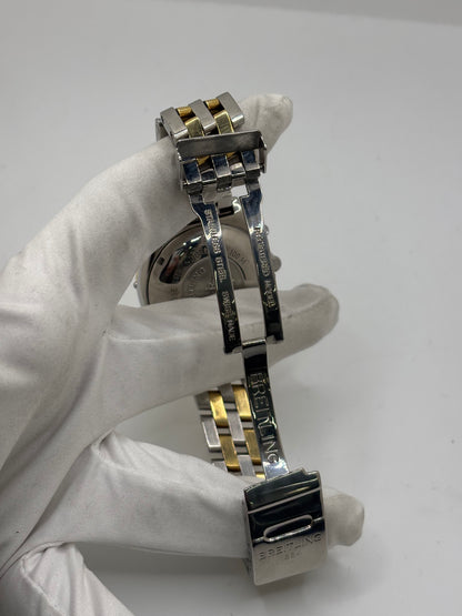 Montre Breitling Chronomat B13050.1 en or et acier avec boîtier de 39 mm, cadran blanc à chiffres arabes, verre saphir et mouvement automatique Breitling 13 basé sur l'ETA Valjoux 7750. Ce chronographe est équipé d'un bracelet en or et acier avec boucle déployante d'origine. Révisée, en excellent état et garantie 1 an, cette montre de luxe suisse allie élégance intemporelle, précision horlogère et finitions haut de gamme.