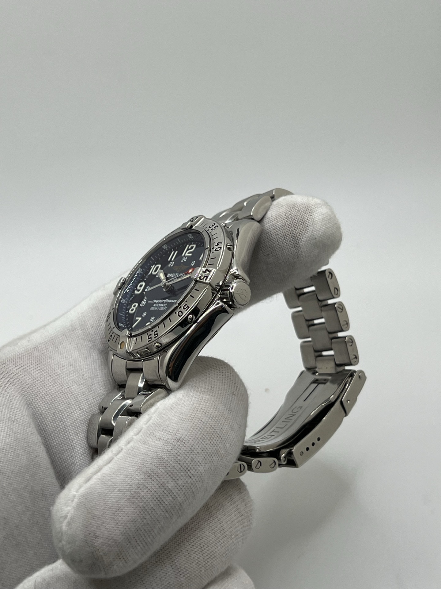 Montre de plongée automatique Superocean A17040 en acier avec cadran bleu, lunette robuste et bracelet acier. Modèle sportif et élégant doté d’un verre saphir, d’un affichage de la date et d’une étanchéité professionnelle. Idéal pour un usage quotidien comme pour les activités nautiques.