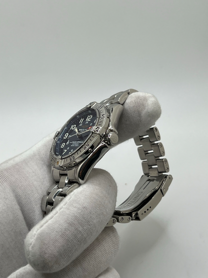 Montre de plongée automatique Superocean A17040 en acier avec cadran bleu, lunette robuste et bracelet acier. Modèle sportif et élégant doté d’un verre saphir, d’un affichage de la date et d’une étanchéité professionnelle. Idéal pour un usage quotidien comme pour les activités nautiques.