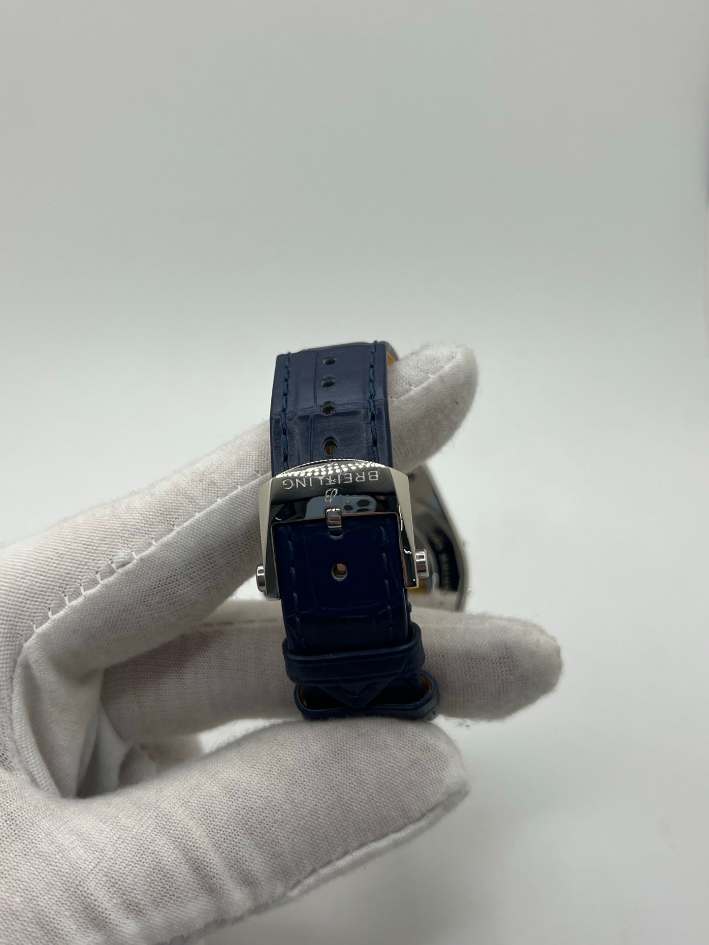 Montre Breitling Chronomat A17356531C1P1 en acier avec cadran bleu et bracelet en cuir de crocodile bleu. Modèle automatique avec réserve de marche de 38h, étanche 10 ATM et verre saphir. Édition diamantée élégante, idéale pour collectionneurs. Style luxueux et finition raffinée, état d’occasion très bon. Sans coffret ni papiers d’origine. 