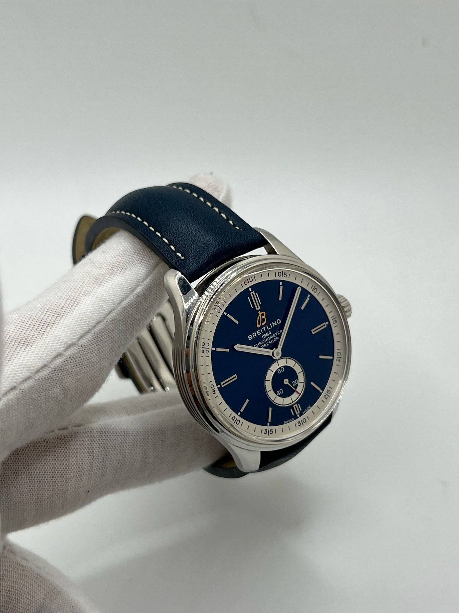 La Breitling Premier Automatique 40 mm full set de 2021 incarne l'élégance et la précision horlogère. Dotée d'un boîtier en acier, d’un cadran bleu sans chiffres, d’un verre saphir et d’un bracelet en cuir bleu, elle abrite un mouvement automatique Breitling 37 avec 38 heures de réserve de marche. Ce modèle homme/unisexe est livré avec son coffret et ses papiers d'origine. Une montre raffinée et fiable, en très bon état.