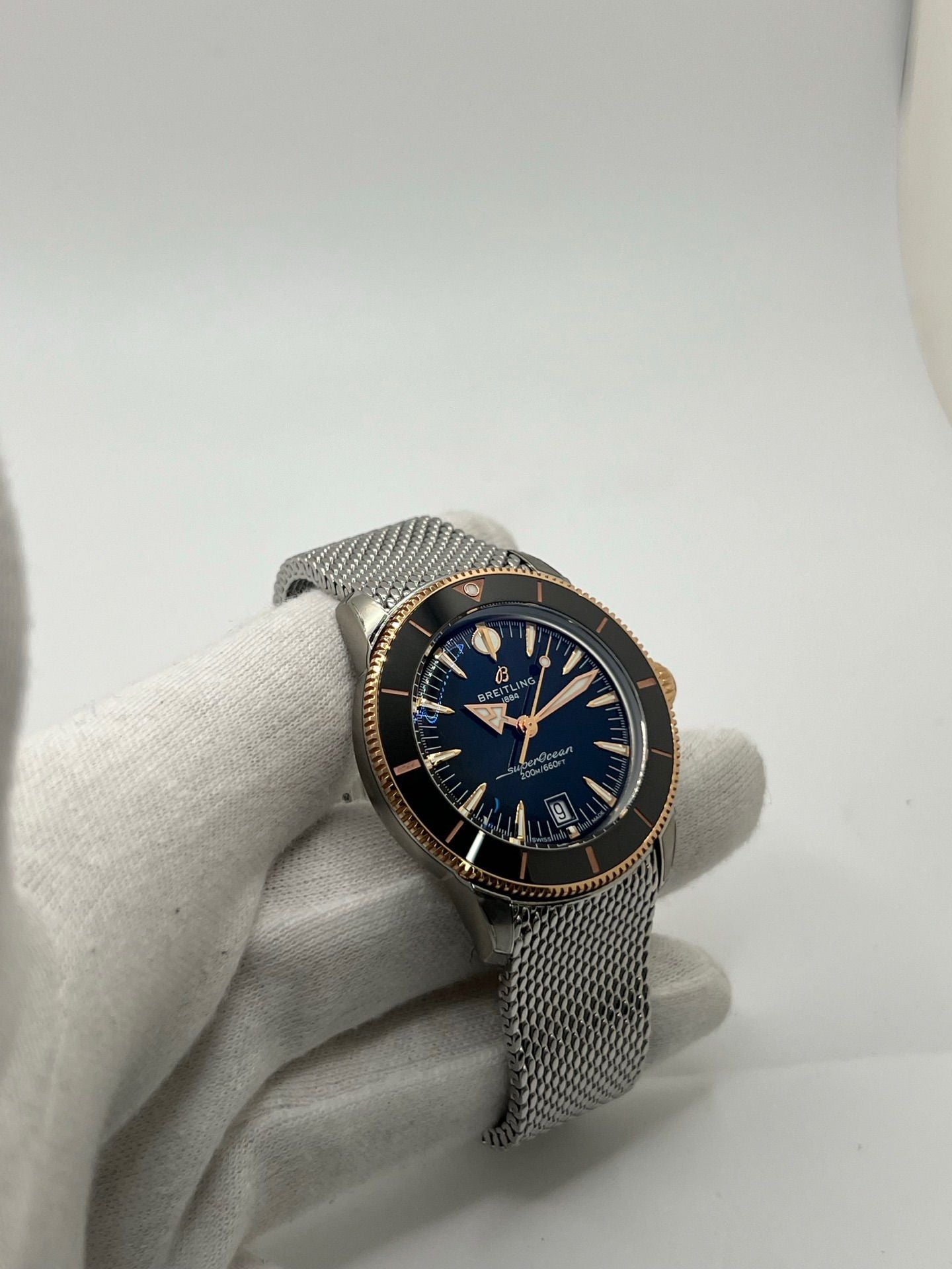 Montre de plongée Breitling Superocean Heritage 42 en or et acier, équipée d’un mouvement automatique et d’une réserve de marche longue durée. Boîtier de 42 mm, cadran noir, verre saphir et bracelet acier. Modèle moderne et robuste, étanche à 20 ATM, idéal pour un usage quotidien ou sportif. Référence UB3111241B1A1, état neuf, jamais portée.