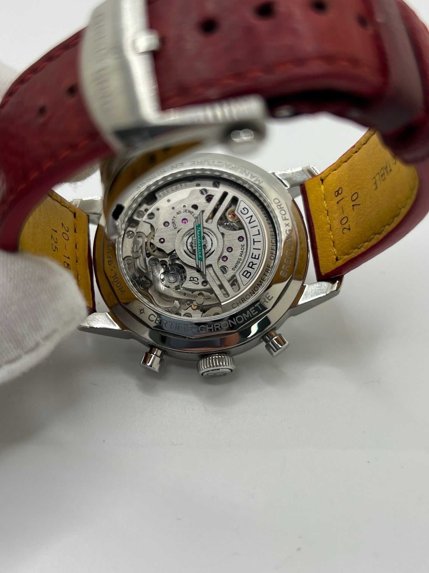 Montre chronographe automatique pour homme au design inspiré des années 60, dotée d’un boîtier en acier de 41 mm, d’un cadran blanc épuré sans chiffres et de compteurs contrastés. Mouvement automatique calibre 01 avec réserve de marche de 70 heures, verre saphir et étanchéité 10 ATM. Bracelet en cuir rouge avec boucle en acier, style sportif et vintage, montre mécanique suisse en très bon état avec coffret et papiers d’origine.