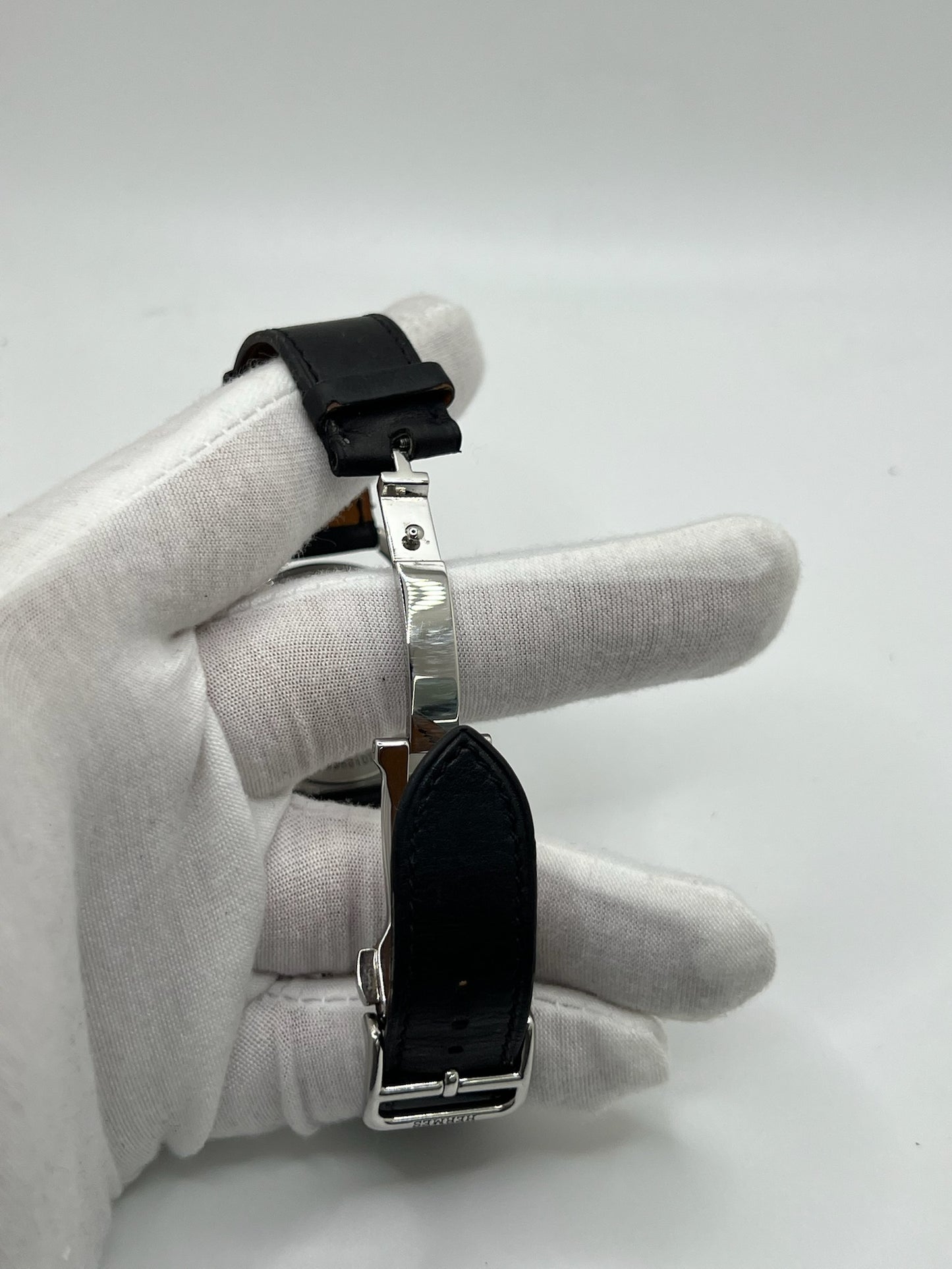 Découvrez la montre Hermès Arceau, un garde-temps d’exception alliant élégance et savoir-faire horloger. Ce modèle emblématique, doté d’un boîtier en acier de 41 mm et d’un mouvement automatique, séduit par son cadran brun raffiné et son bracelet en cuir assorti. Parfaite pour les amateurs de montres de luxe, l’Arceau incarne l’élégance à la française. 