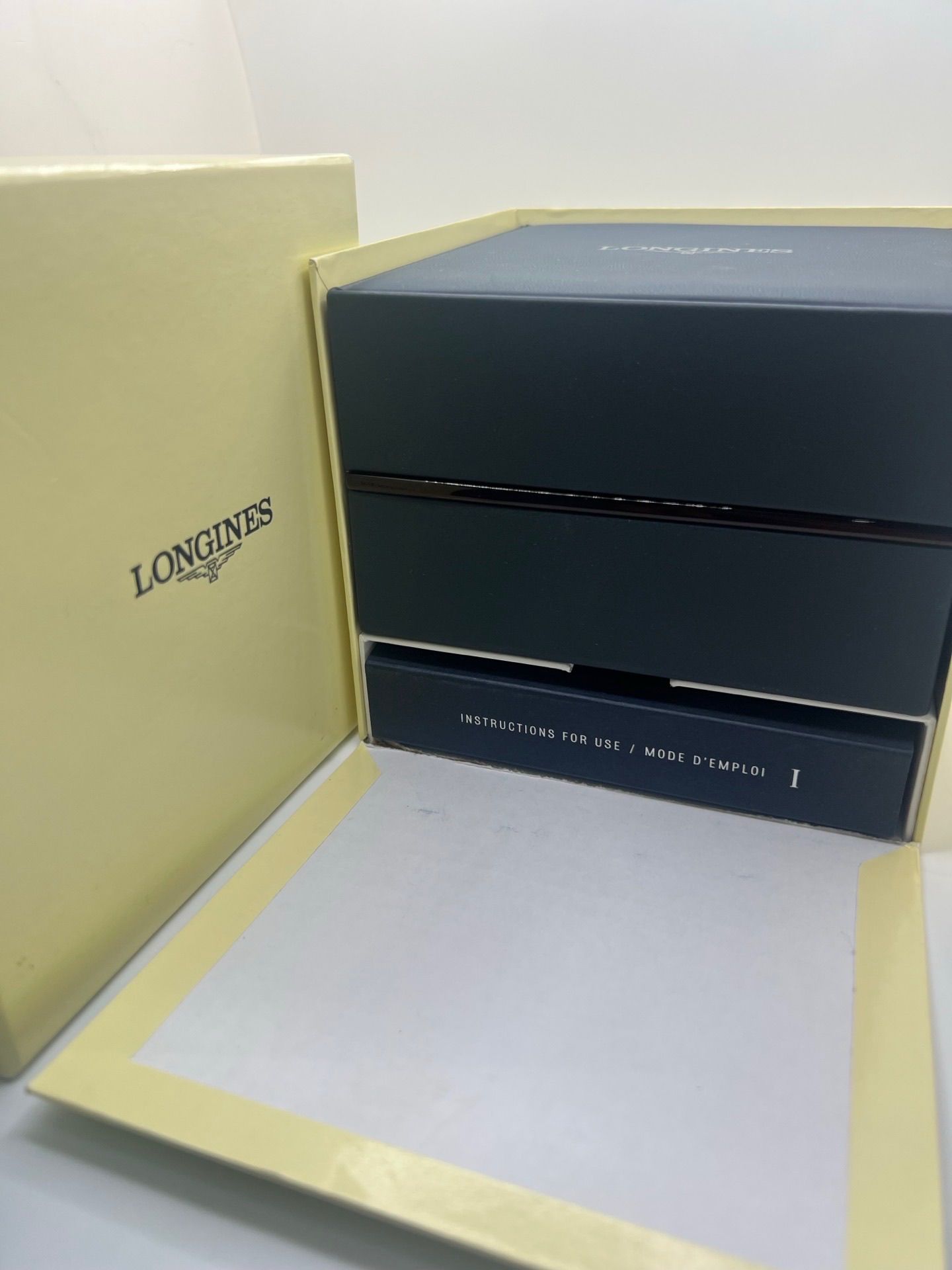 Montre automatique Longines Master Collection L2.893.4.51.6 en acier 42 mm, équipée d’un cadran noir épuré, d’un verre saphir et d’un bracelet en cuir noir. Modèle élégant avec fonction date, en très bon état d’occasion, présentant de légères micro-rayures, livré avec coffret d’origine.