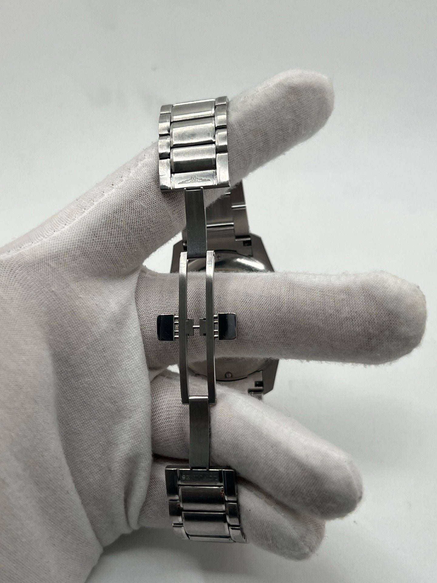 Montre Longines Spirit réf. L3.810.4.53.6 pour homme, équipée d’un mouvement automatique calibre L888.4 avec une réserve de marche de 72 heures. Boîtier et bracelet en acier inoxydable, cadran noir à chiffres arabes, verre saphir et aiguilles luminescentes. Montre chronomètre élégante, précise et robuste, idéale au quotidien comme en collection.