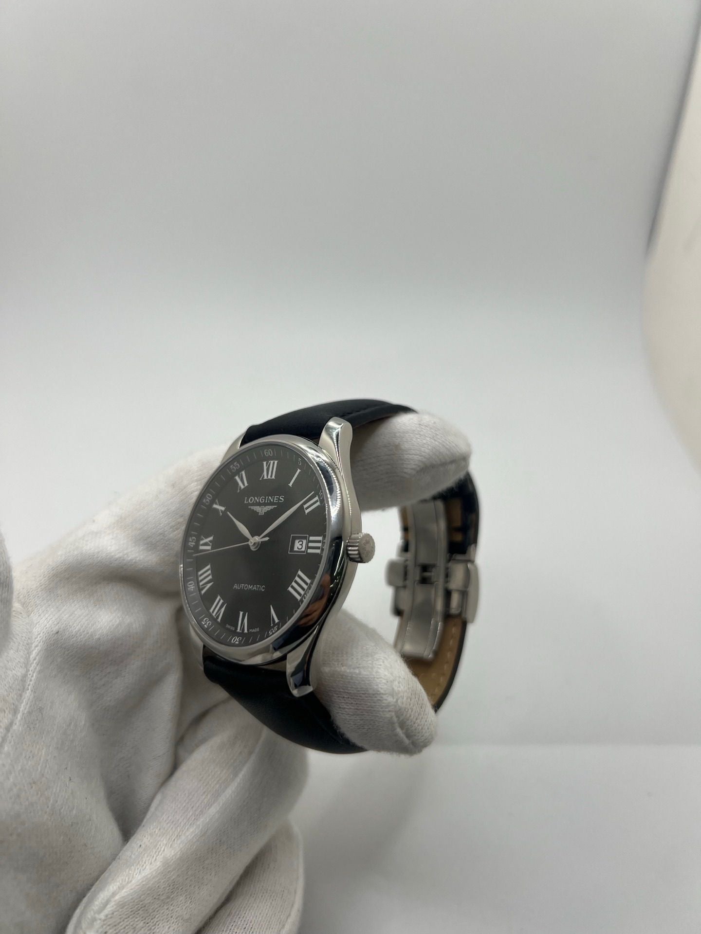 Montre automatique Longines Master Collection L2.893.4.51.6 en acier 42 mm, équipée d’un cadran noir épuré, d’un verre saphir et d’un bracelet en cuir noir. Modèle élégant avec fonction date, en très bon état d’occasion, présentant de légères micro-rayures, livré avec coffret d’origine.