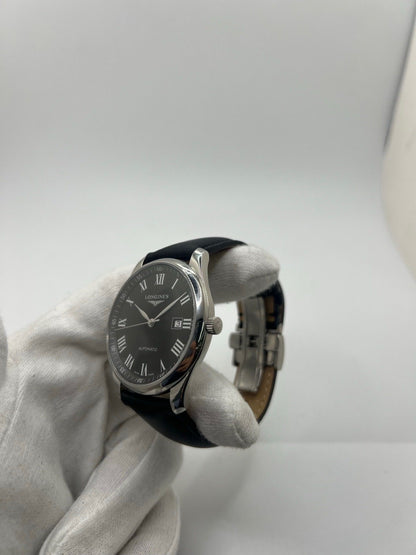 Montre automatique Longines Master Collection L2.893.4.51.6 en acier 42 mm, équipée d’un cadran noir épuré, d’un verre saphir et d’un bracelet en cuir noir. Modèle élégant avec fonction date, en très bon état d’occasion, présentant de légères micro-rayures, livré avec coffret d’origine.