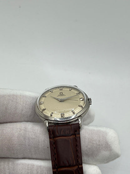 Découvrez la Montre Omega Bumper Automatic 2446-1, un garde-temps vintage au charme intemporel. Dotée d’un mouvement automatique « Bumper », cette pièce emblématique témoigne du savoir-faire horloger d’Omega. Son design élégant et sa mécanique de précision en font un choix idéal pour les collectionneurs et amateurs de montres d’exception. Un modèle rare qui allie histoire et sophistication.