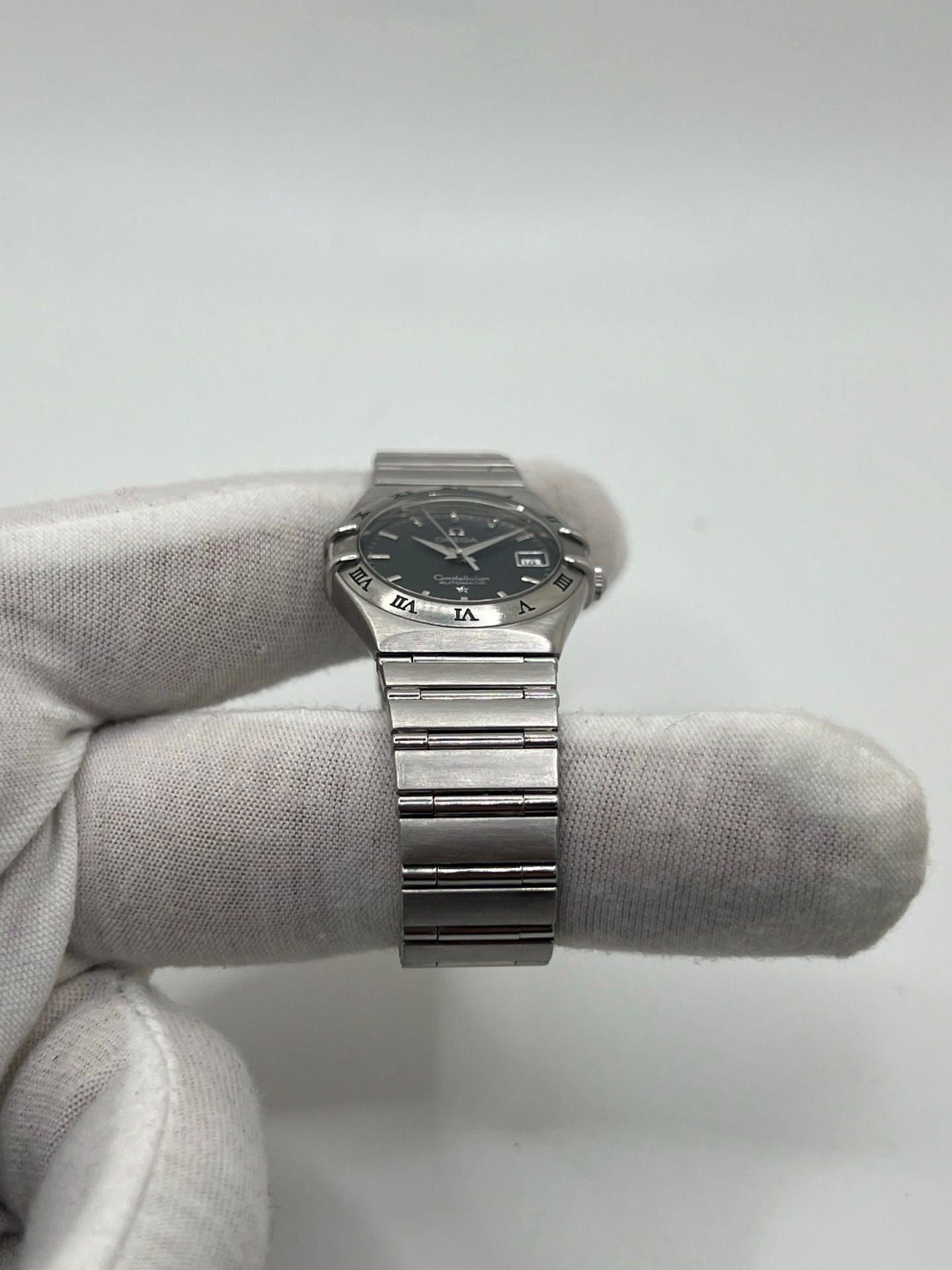 Découvrez l’Omega Constellation automatique 25 mm, une montre de luxe alliant élégance et précision. Ce garde-temps iconique séduit par son design raffiné et son mouvement automatique fiable. Idéal pour les passionnés d’horlogerie, ce modèle symbolise le savoir-faire suisse et reste un investissement intemporel pour toute collection.